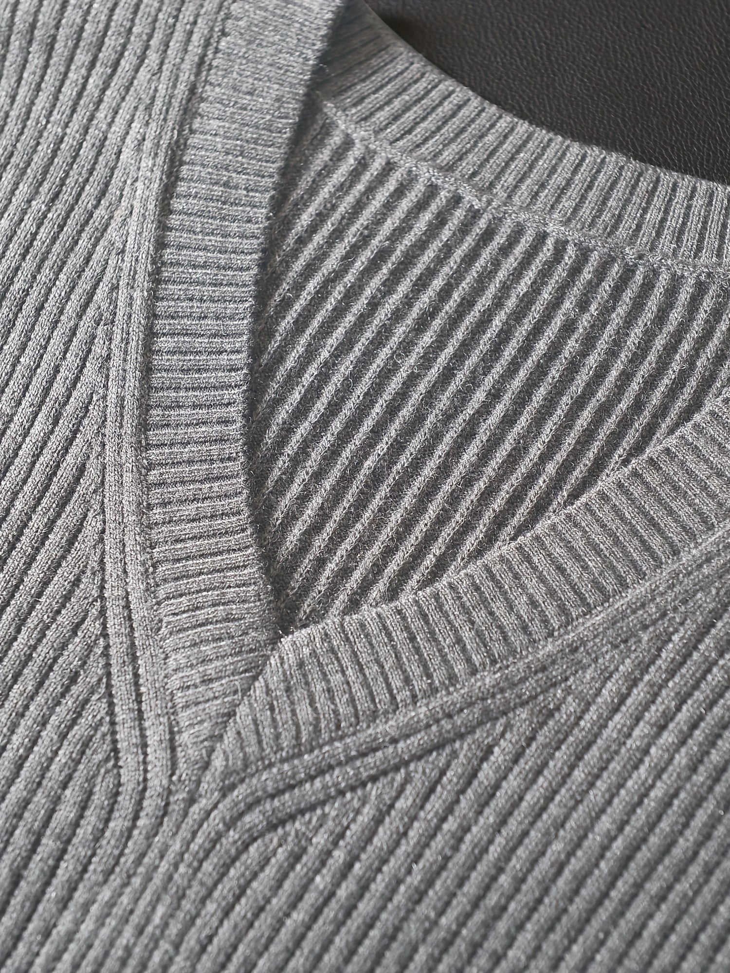 Erkaklar uchun yelkasiz V-shaklidagi trikotaj sviter vest