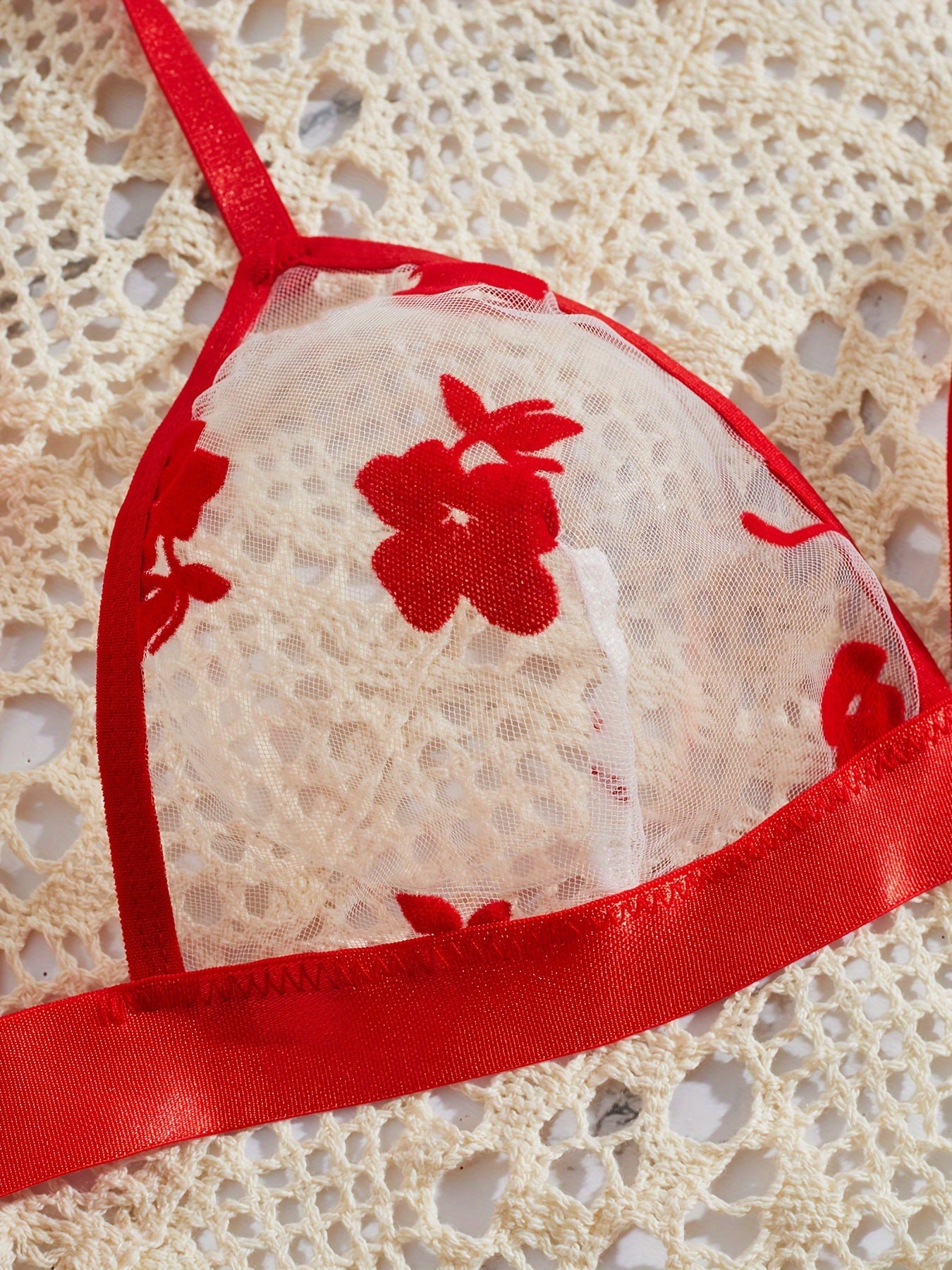 Ayollar uchun shaffof ichki kiyim to'plami.