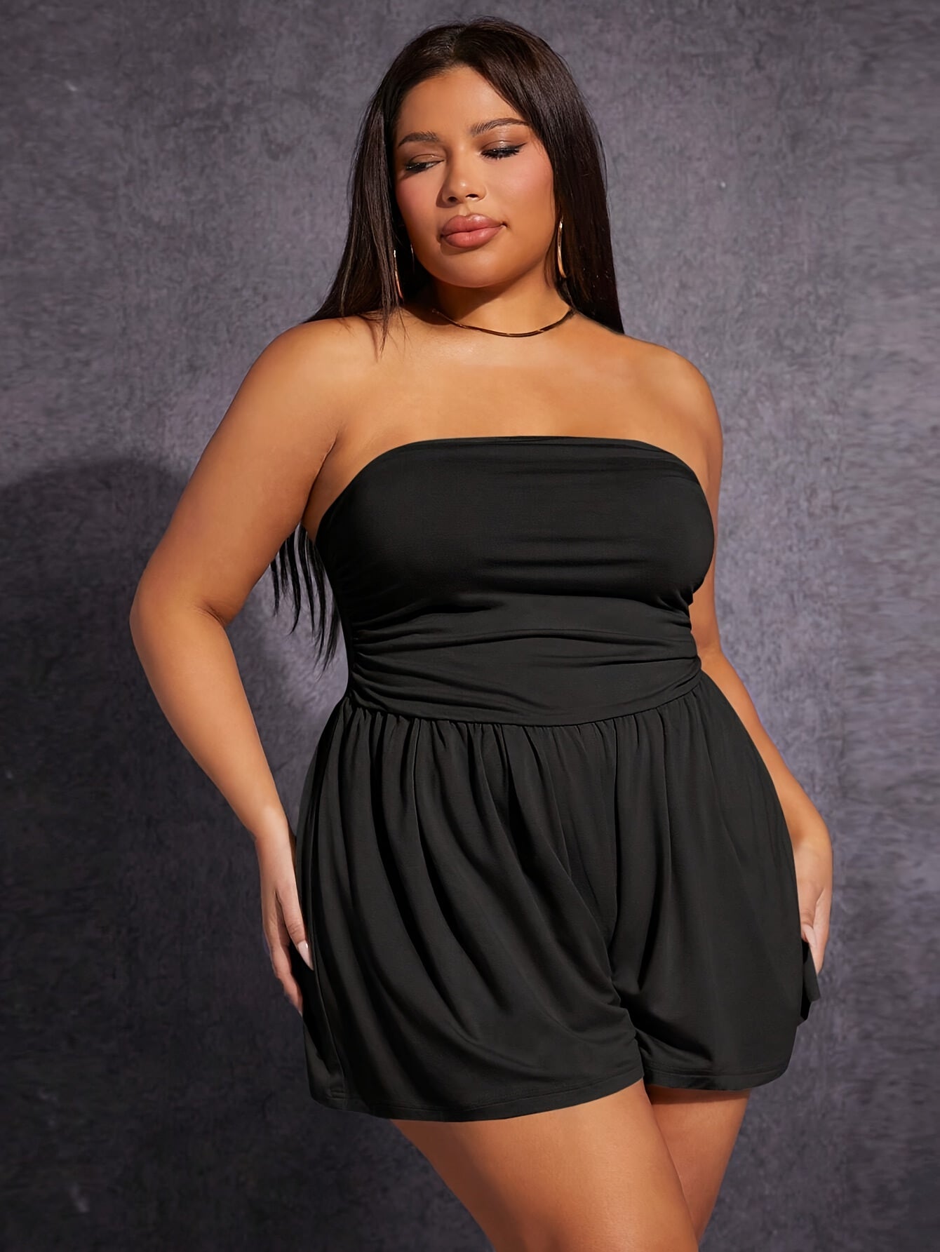 Keng ko'krakli, cho'ntakli, elastik, bir rangli plus o'lchamli off-shoulder romper, bahor va yoz uchun