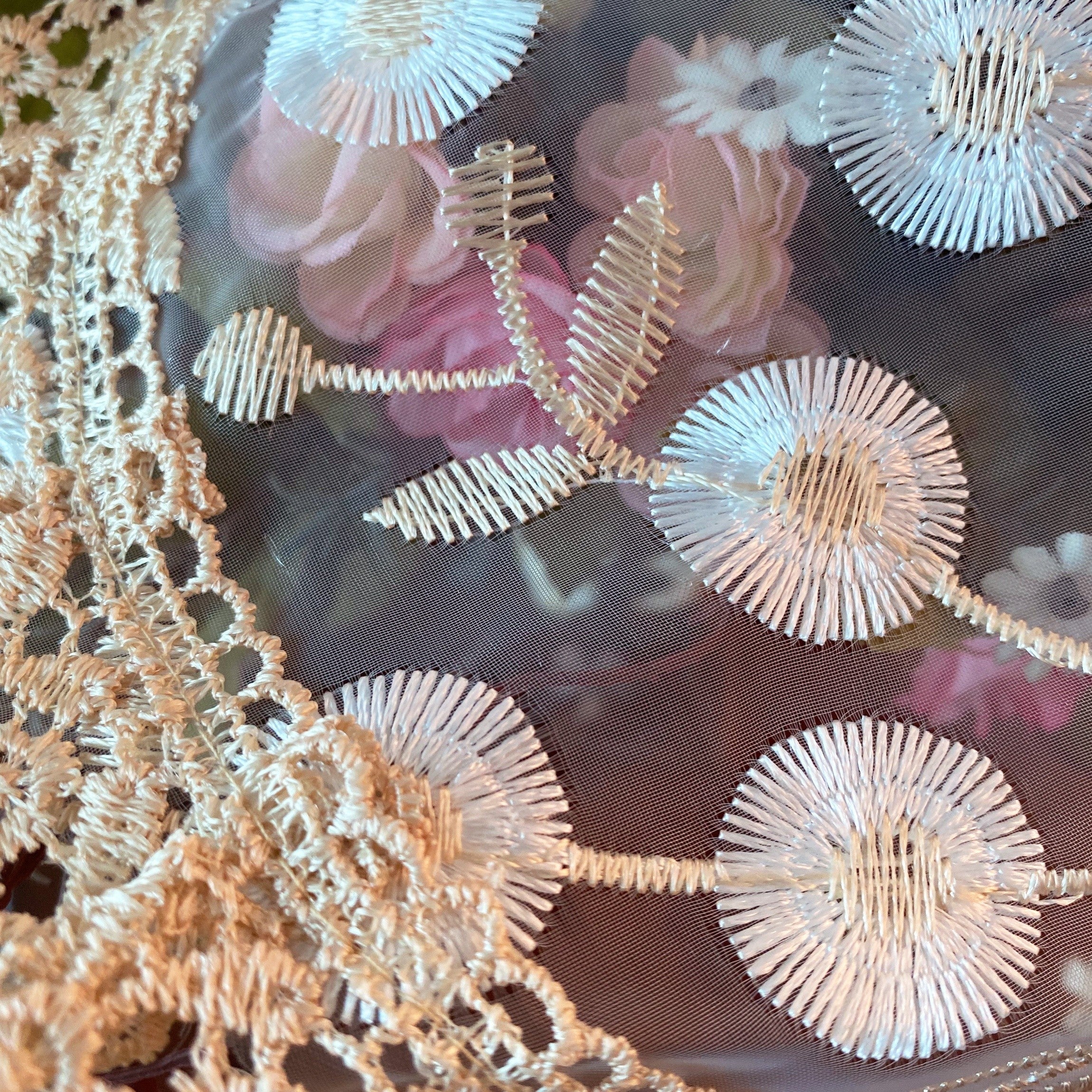 Individual de mesa de satén jacquard de poliéster grande y redondo con encaje bordado para mesa de comedor