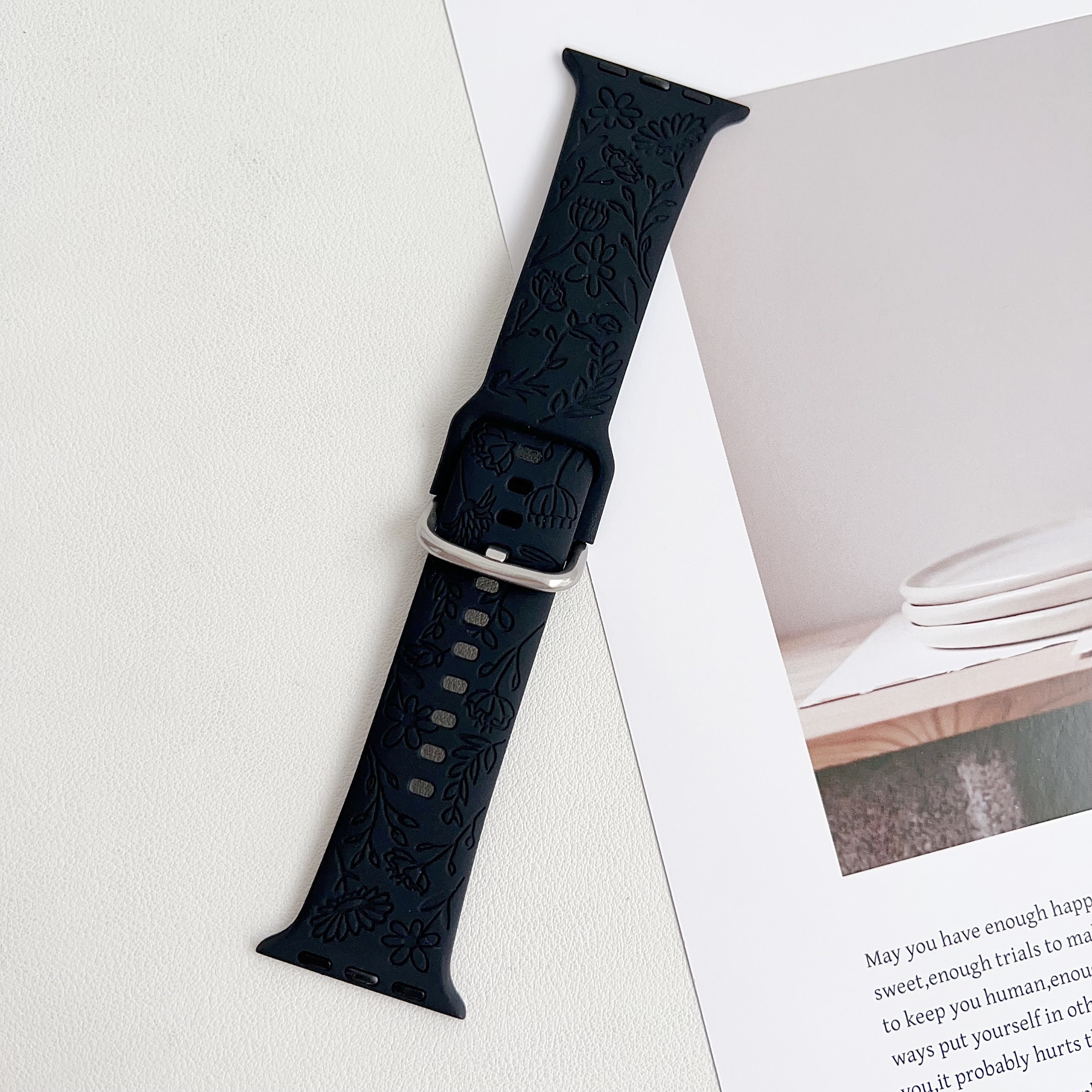 Стильный силиконовый ремешок для Apple Watch, подходящий для различных моделей и удобный для занятий спортом.