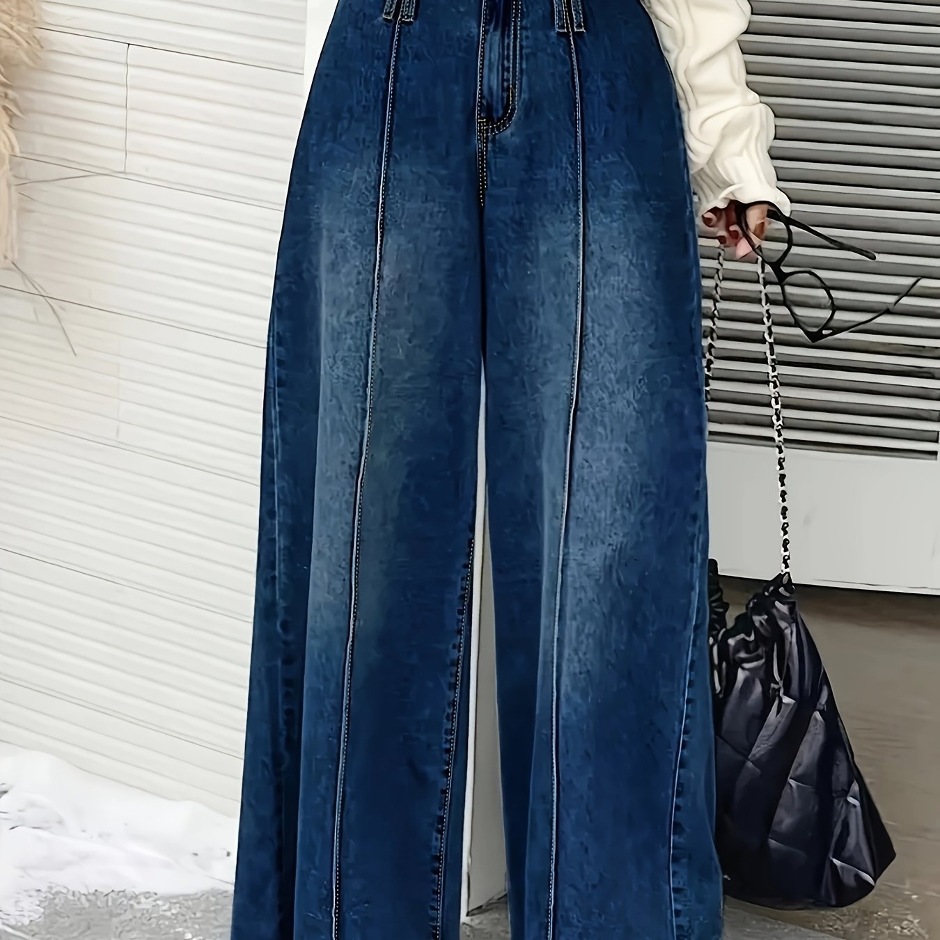 Ayollar uchun keng oyoqli denim jinsi shimlar, elastik bel, erkin kesim, o'rtacha balandlik va yirtilgan cho'ntaklar, och ko'kdan to'q ko'k gradientida.