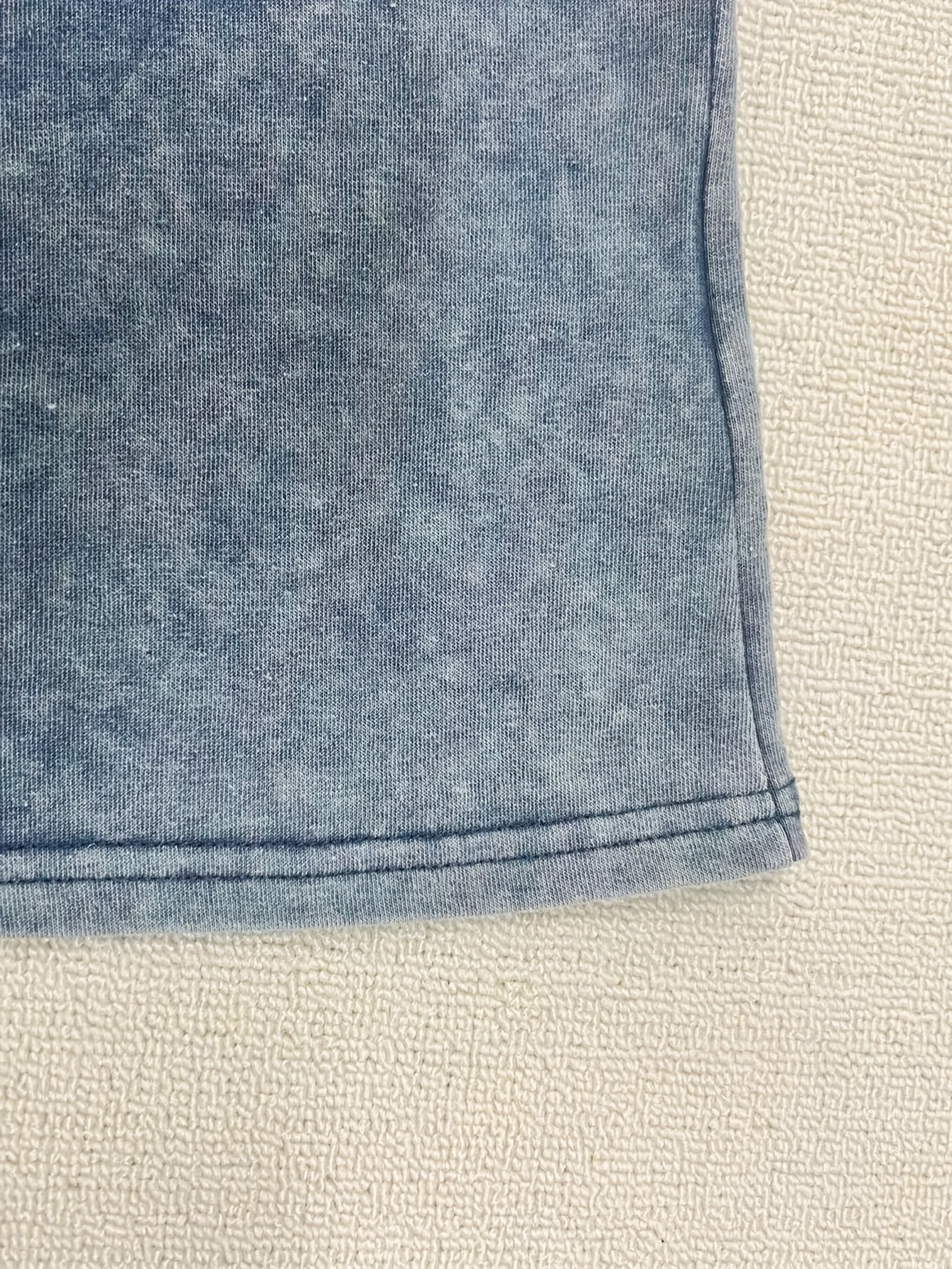 Футболка с винтажной стиркой для женщин с принтом Розовой пантеры.