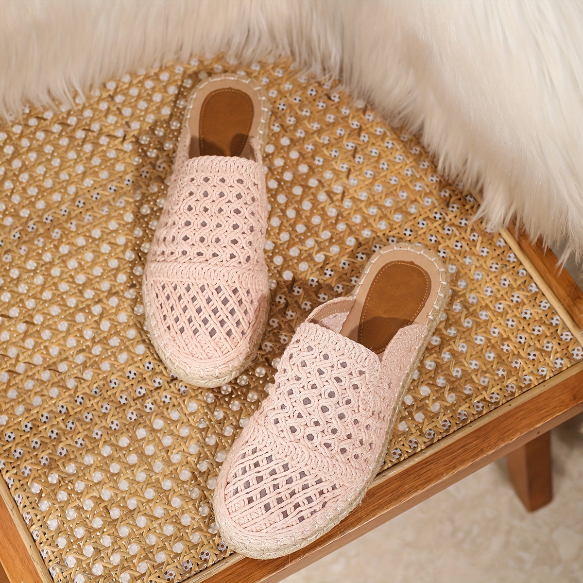 Ayollar uchun bir rangli yengil tekis oyoqli ochiq-oyoq krossovkalar, yurish va ta'til uchun