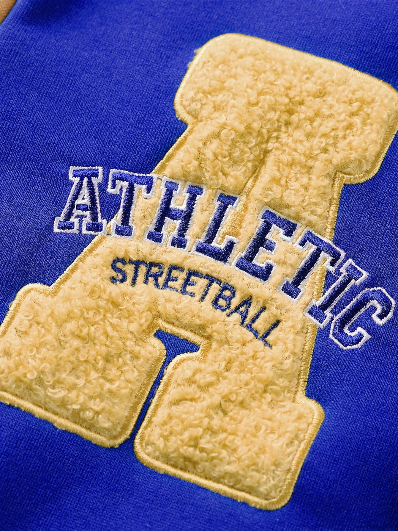 Erkaklar uchun tasodifiy universitet jeketi, harfli tikuv bilan, to'qilgan polyesterdan tayyorlangan va mashinada yuvish mumkin. Beysbol yelkasiga, uzun yenglarga ega va kuz va qish mavsumida kiyish uchun ideal.