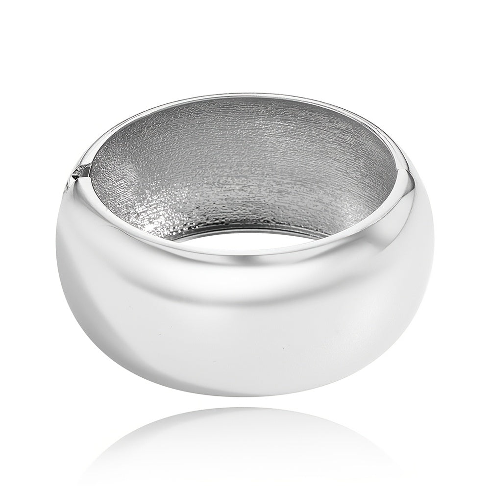 Zarif va silliq zanglamas po'latdan yasalgan baraban bilaguzuk, keng va qalin bangle dizayniga ega. Ushbu ko'p funksiyali moda aksessuari kundalik kiyish yoki sovg'a berish uchun juda mos keladi.