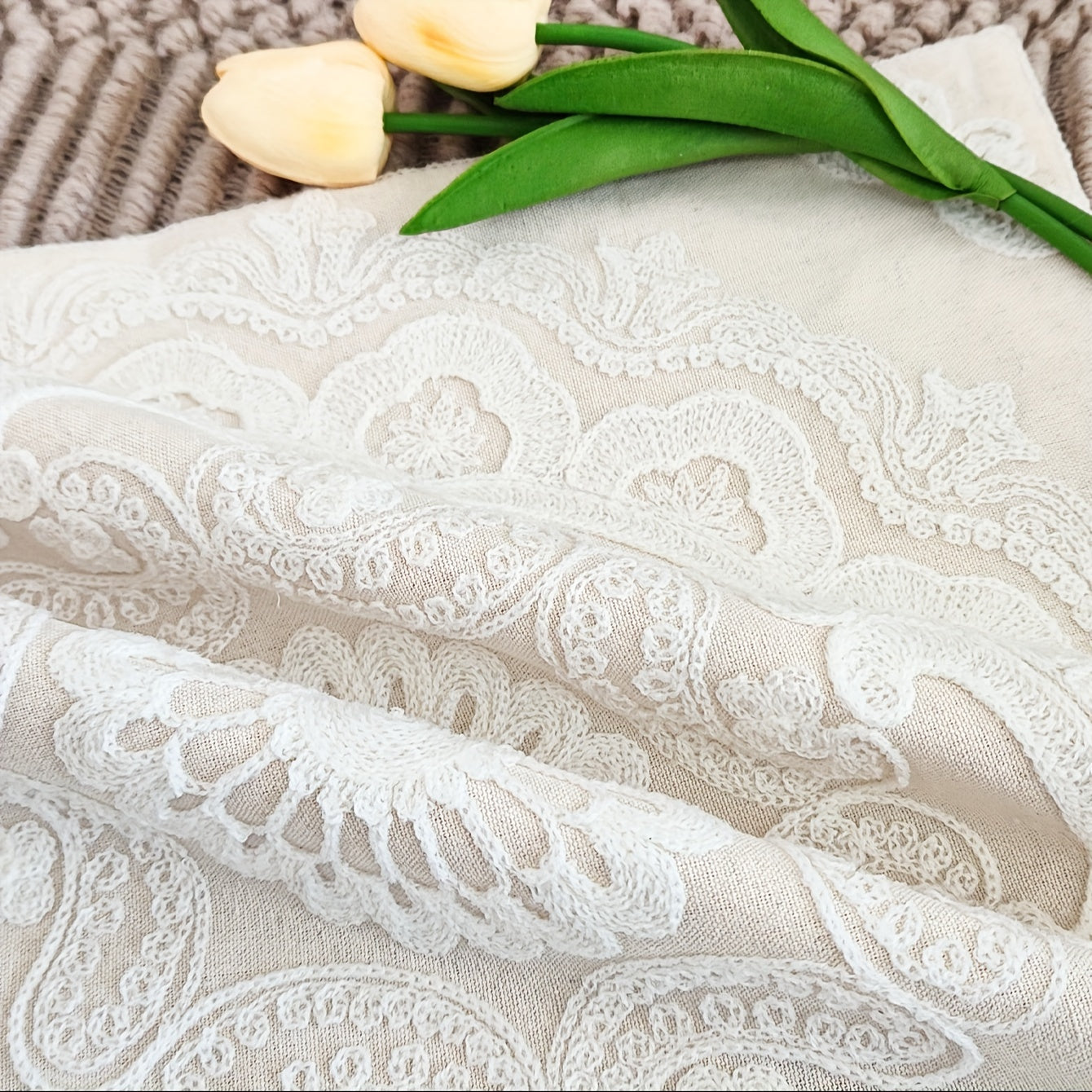 Элегантная круглая наволочка для подушки с вышивкой в цветочном стиле в традиционном исполнении. Машинная стирка, с застежкой на молнии. Идеально подходит для декора комнаты. Вставка для подушки не включена.