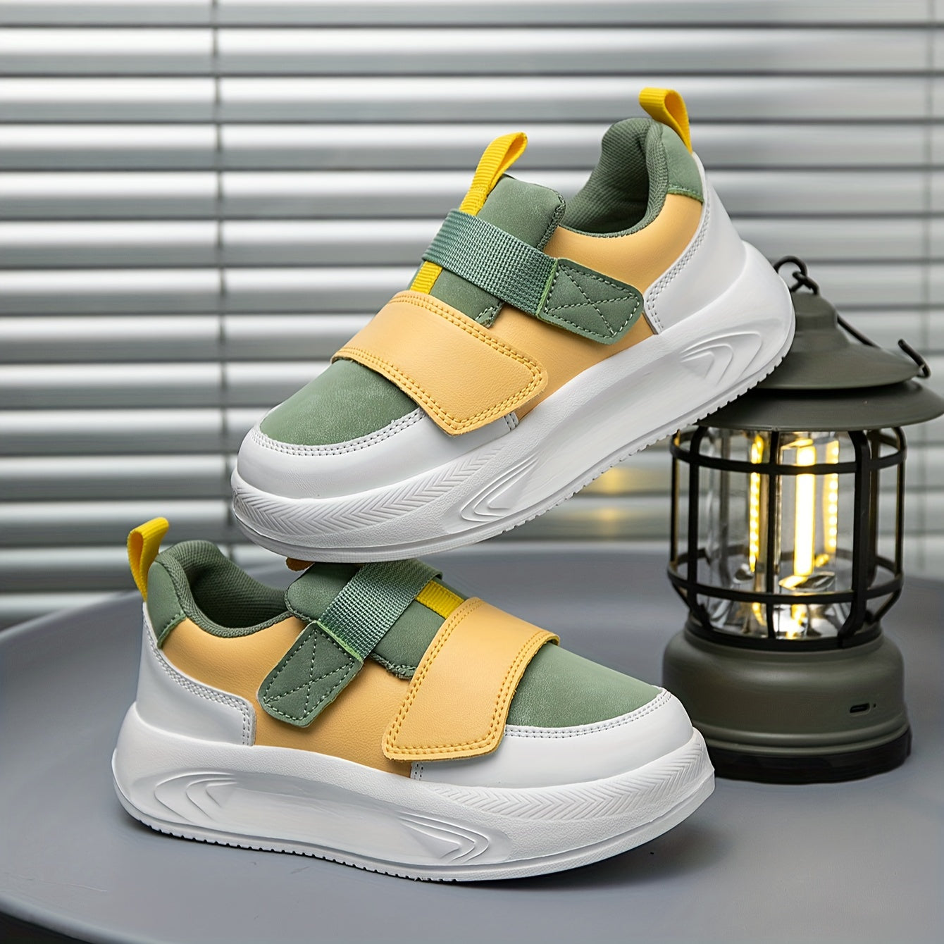 O'g'il va qizlar uchun zamonaviy rang-blokli krossovkalar, ikki marta yopiladigan qopqoq bilan, oq va yashil rangda, sariq aksentlar bilan, pastki dizayn, mustahkam taglik, qulay astar va xavfsiz joylashish.