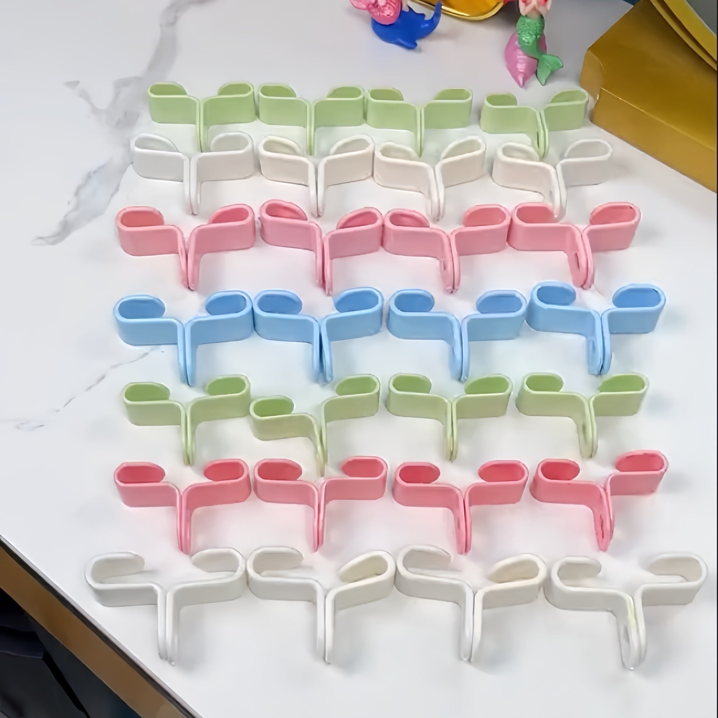 50 dona o'z-o'zidan yopiladigan plastmassa devor qoqichlari, turli ranglarda shkaf saqlash uchun