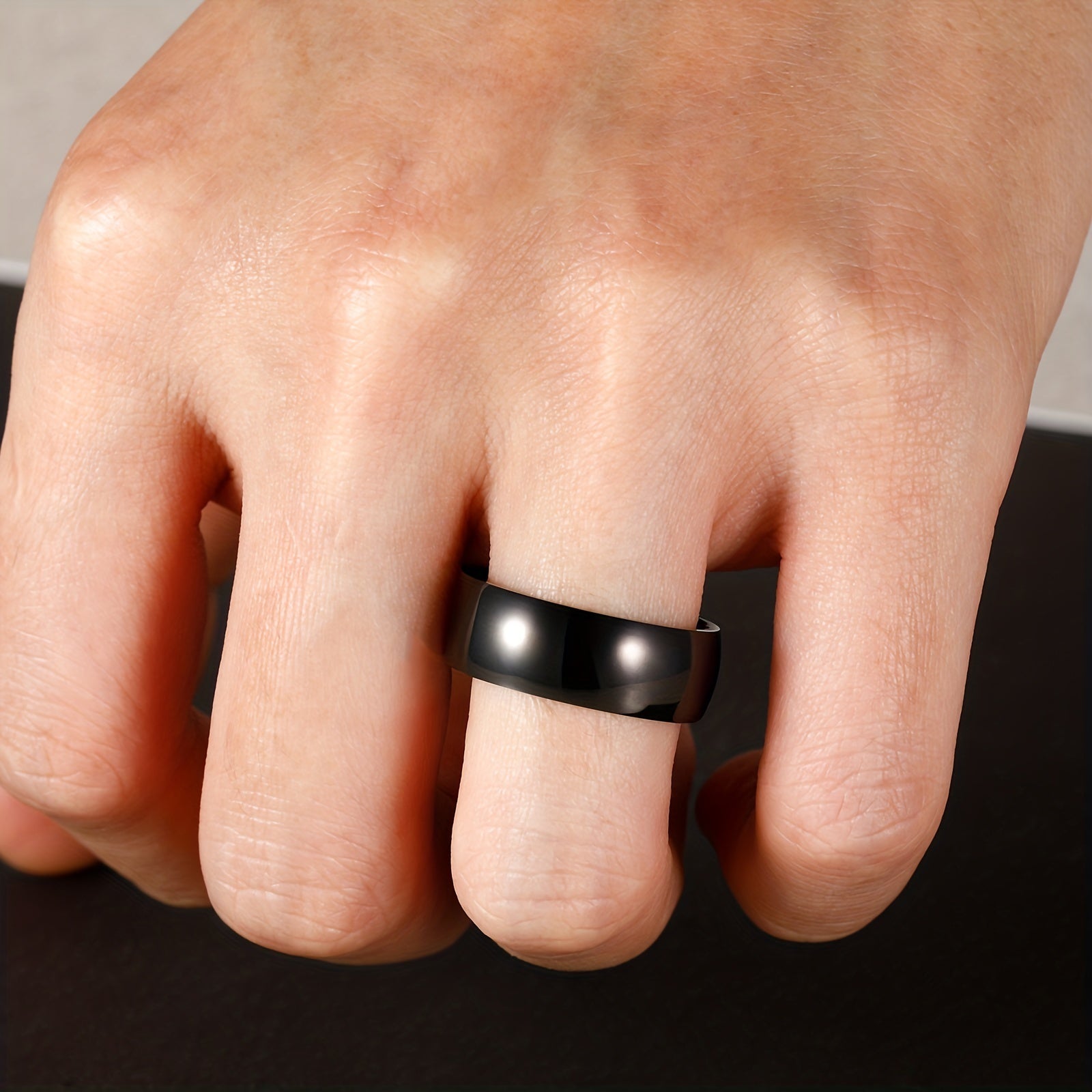 Erkaklar uchun Dome Yuqori Polirovka Qilingan Toza Titan Halqa, kengligi 8mm, AQSh o'lchovlari 4.5-14 da mavjud, bitta dona sifatida sotiladi.