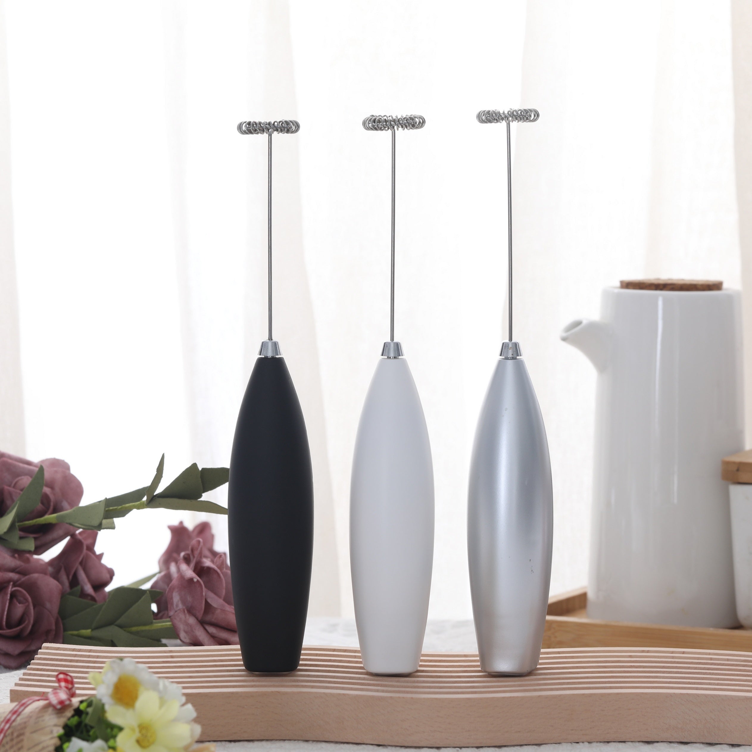 Ishlab chiqaruvchi 2023 yilda eksklyuziv xususiy model ishlab chiqarish uchun mini qahva aralashtirgich va ikki tezlikda ishlaydigan tuxum urish va sut ko'pirtirish moslamasini manba qiladi.