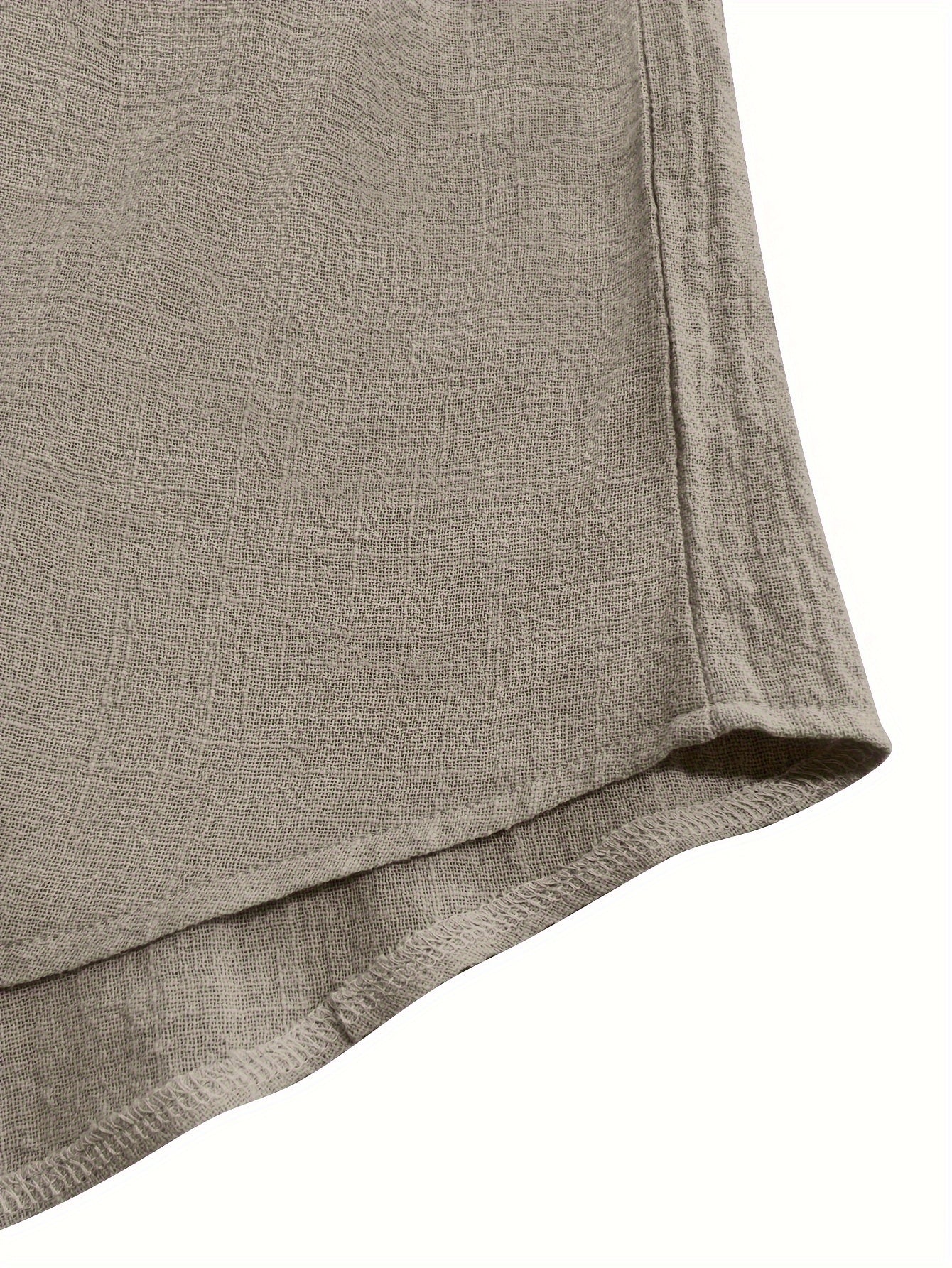 Erkaklar uchun qisqa yengli Henley bo'yinli futbolka, bir rangda, yozgi dam olish va ta'tillar uchun mukammal. Qulay va nafas oladigan materiallardan tayyorlangan.