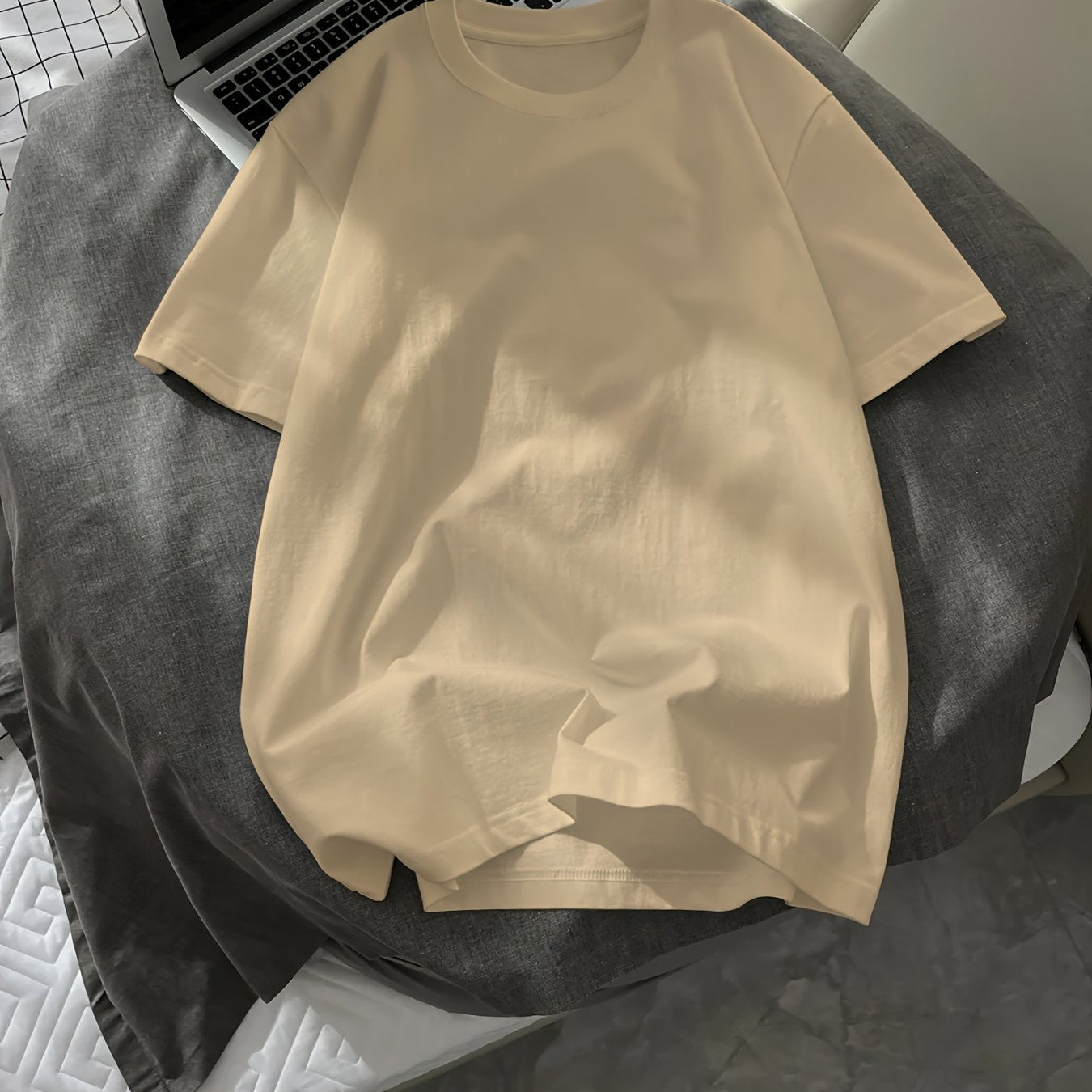 Yoz uchun erkaklar uchun bir rangli T-kofta, tasodifiy ko'cha uslubi