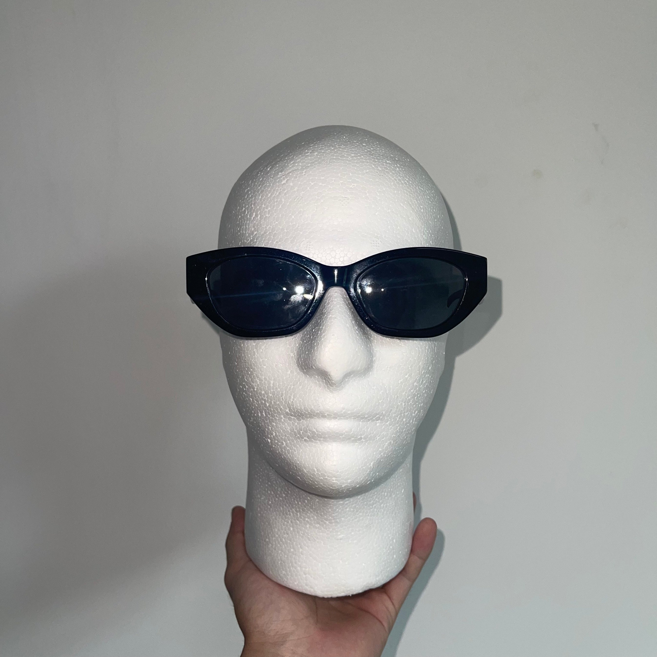 Получите идеальную витрину для шляп, наушников и аксессуаров с помощью 1шт мужской манекен головы. Изготовленный из легкого и прочного полистирольного пенопласта, этот реалистичный стенд для париков легко устанавливается для всех ваших DIY проектов.