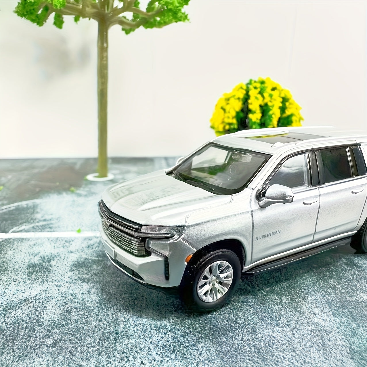 Coche de juguete para niños, modelo de aleación para Chevrolet Suburban SUV, clásico, de fundición a presión, coleccionable