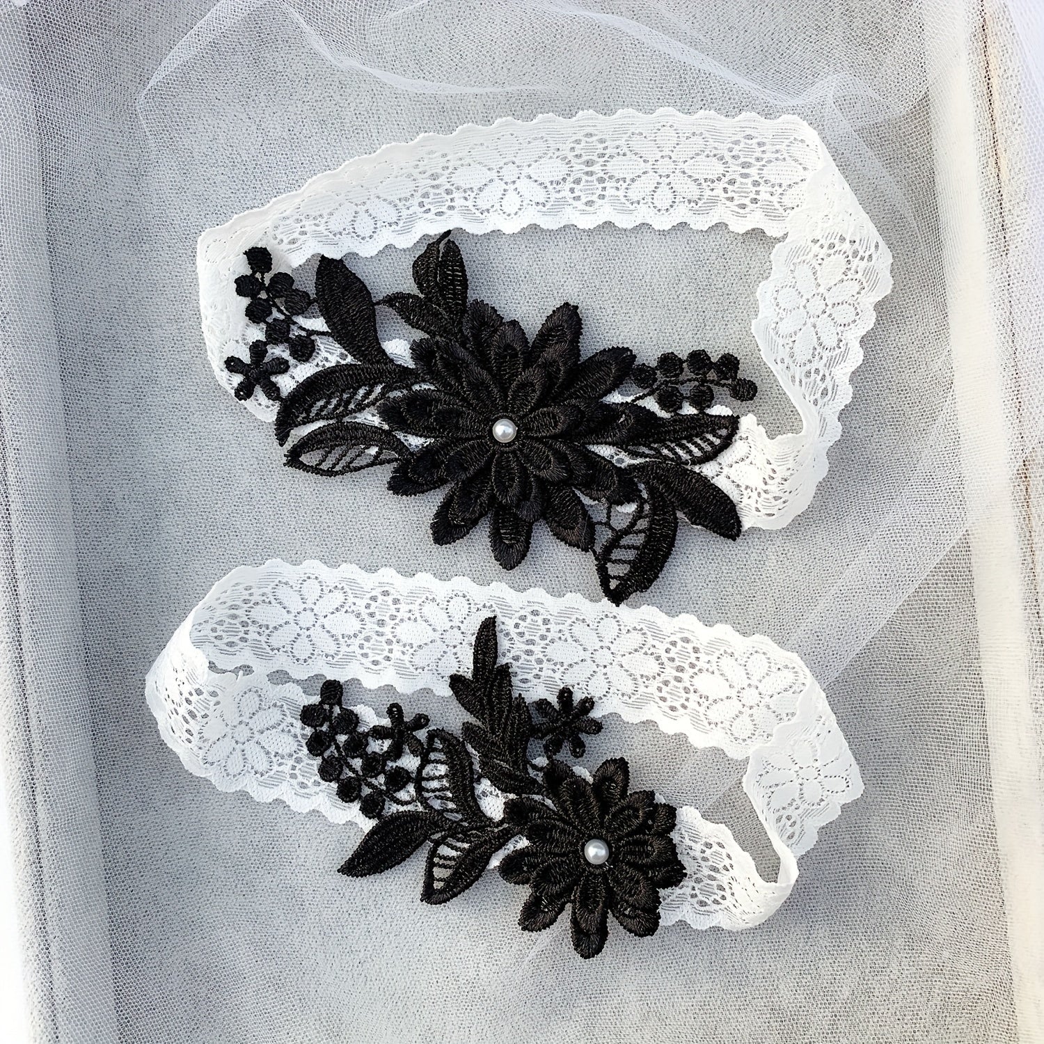 Wedding Garter Set Lace Bridal Garter Belt with Faux Pearl Decorations and Floral Design