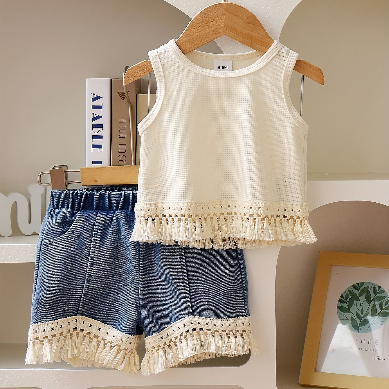 Qizlar uchun Boho uslubidagi yengsiz to'qilgan to'p va shortlar to'plami, 100% polyester to'qima materialidan tayyorlangan, bir rangda. Yozgi ochiq havoda faoliyatlar uchun odatiy moslik.