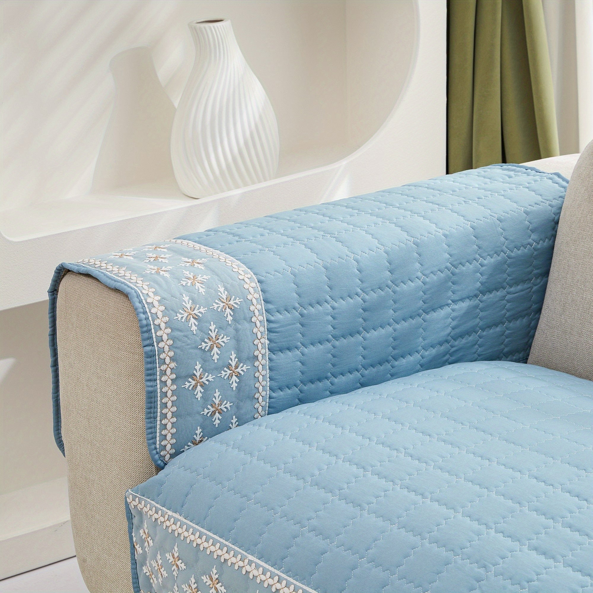 Qor to'pi dantel bezakli va sirpanishga qarshi orqa qoplamali vafli tikuvli divan qoplamasi.