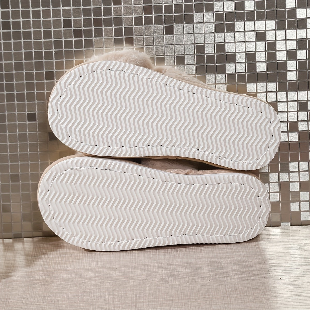 Ayollar uchun o‘tkir-bog‘lamli yopiladigan shippaklar, mo‘'tadil mato, ichki kiyim uchun qora, oq, pushti