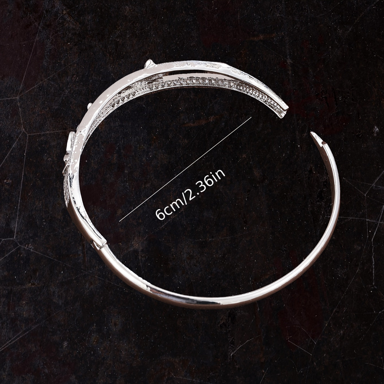 Mikro-inlay qilingan sintetik zirkoniya bilan bezatilgan, minimalist INS uslubida yaratilgan, nafis dizayndagi bilaguzuk - bu eng ko'p sotiladigan buyum.