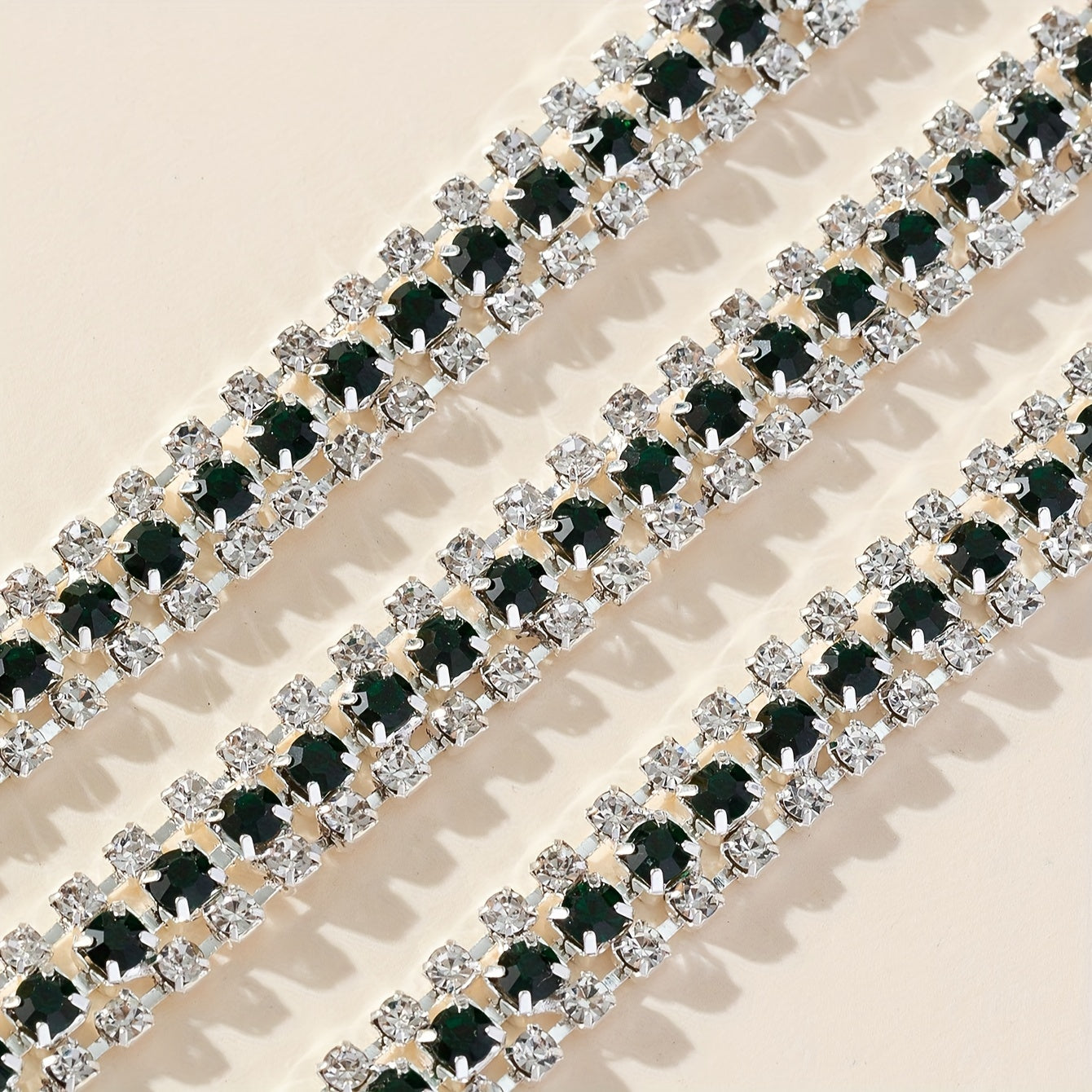 Ushbu 90 sm uzunlikdagi ko'p rangli rhinestone zanjiri 8# va 16# o'lchamdagi uch qator to'plardan iborat. Bu poyabzal, kiyim, sovg'a qutilari va turli DIY loyihalariga porloq qo'shish uchun mukammaldir.