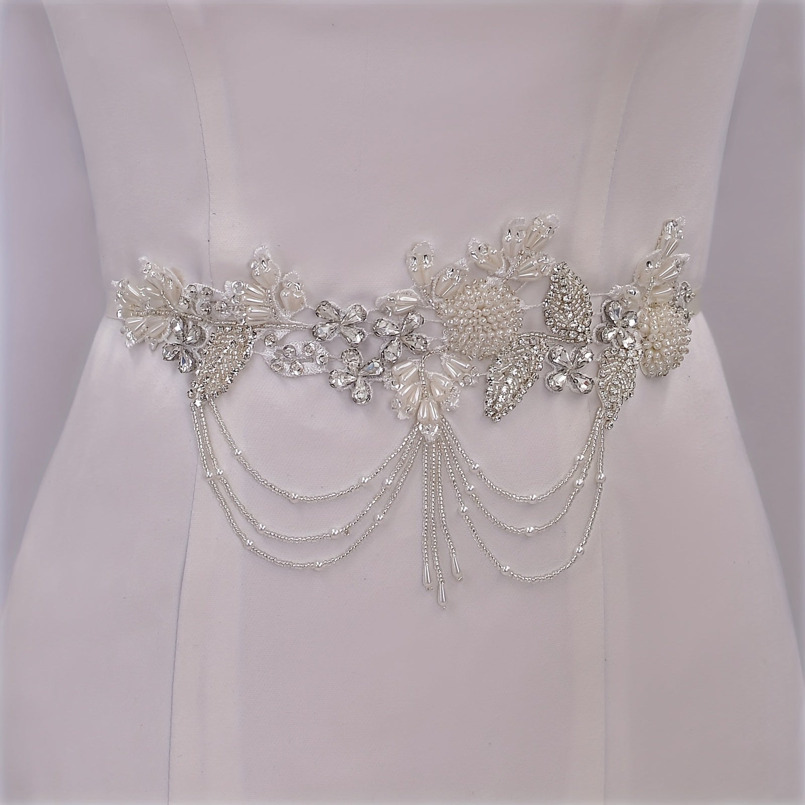 Yuvinlik satindan tayyorlangan tasma bilan rhinestone belbog' va tassel bo'laklar