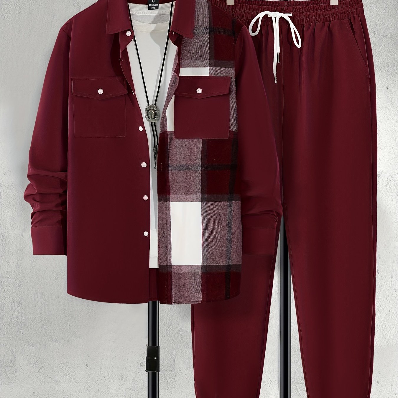 Katta o'lchamdagi erkaklar uchun qizil va jigarrang tekis to'qimalar bilan ikki qismli kuz flanel to'plami, cho'ntakli tugmachali ko'ylak va tortish belli shimlarni o'z ichiga oladi, tasodifiy kiyim uchun polyester matodan tayyorlangan.