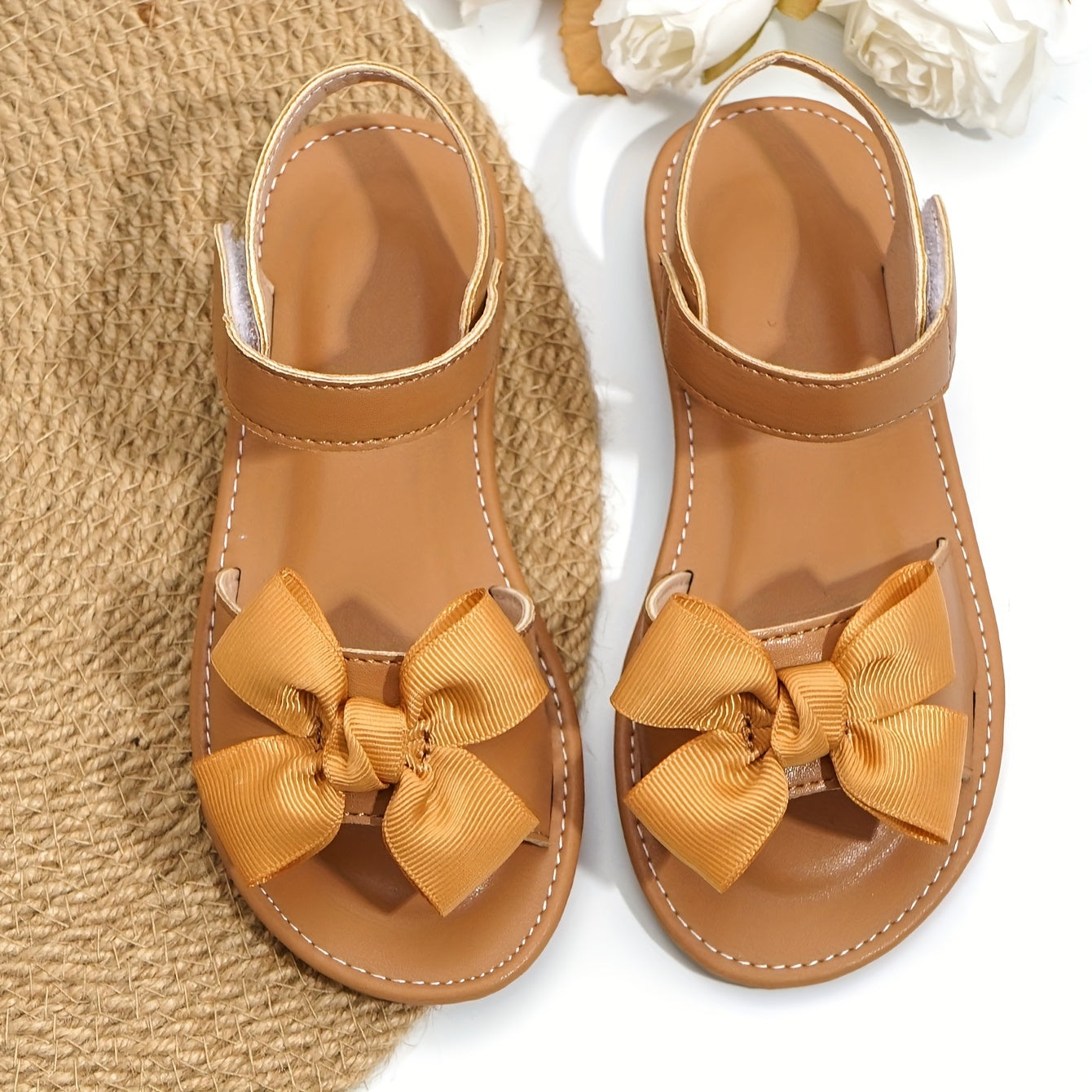 Qizlar uchun zamonaviy va amaliy ochiq barmoq sandallari, yozda ichki va tashqi kiyim uchun mukammal.