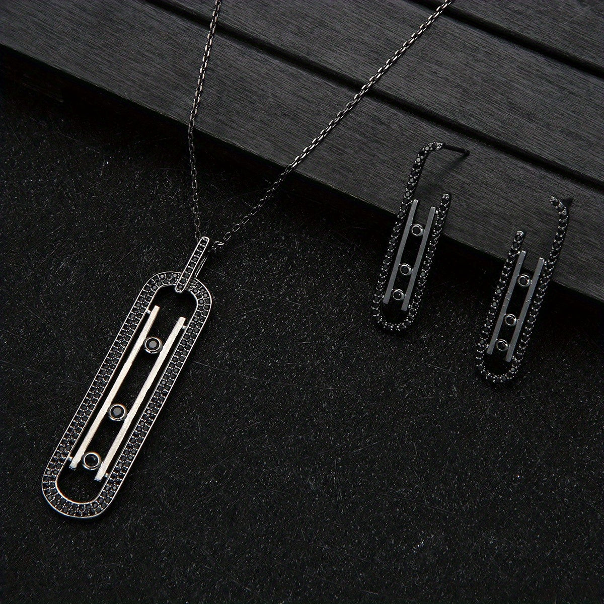 Evropacha ilhomlangan, mis spiral pinlari bilan bezatilgan, uzun zirconia marjonlardan iborat to'plam, mos keladigan quloq zargarlik marjon bilan birga.