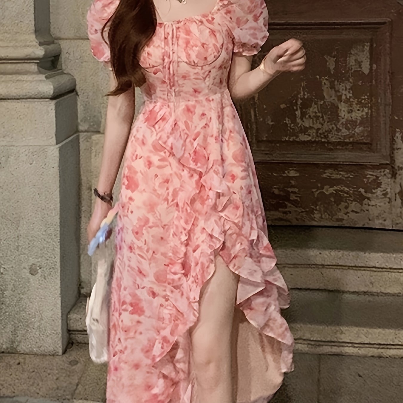 Zarif 1 dona gullar printi bilan bezatilgan ko'ylak, qirralari qiyshiq, cho'ntakli bo'yi va to'qilgan mato aralashmasi, Bahor/Yoz uchun mukammal.