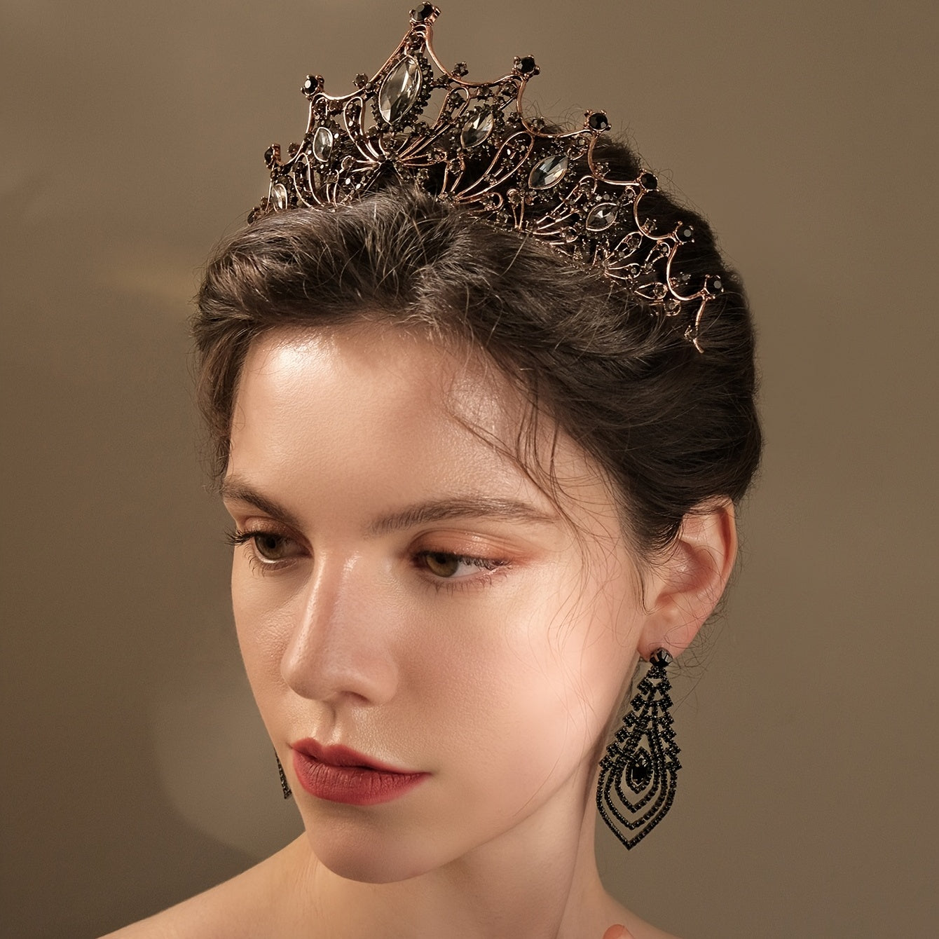 To'y va bayram uchun Rojdestvo bilan bezatilgan qora Barok to'y tiarasi