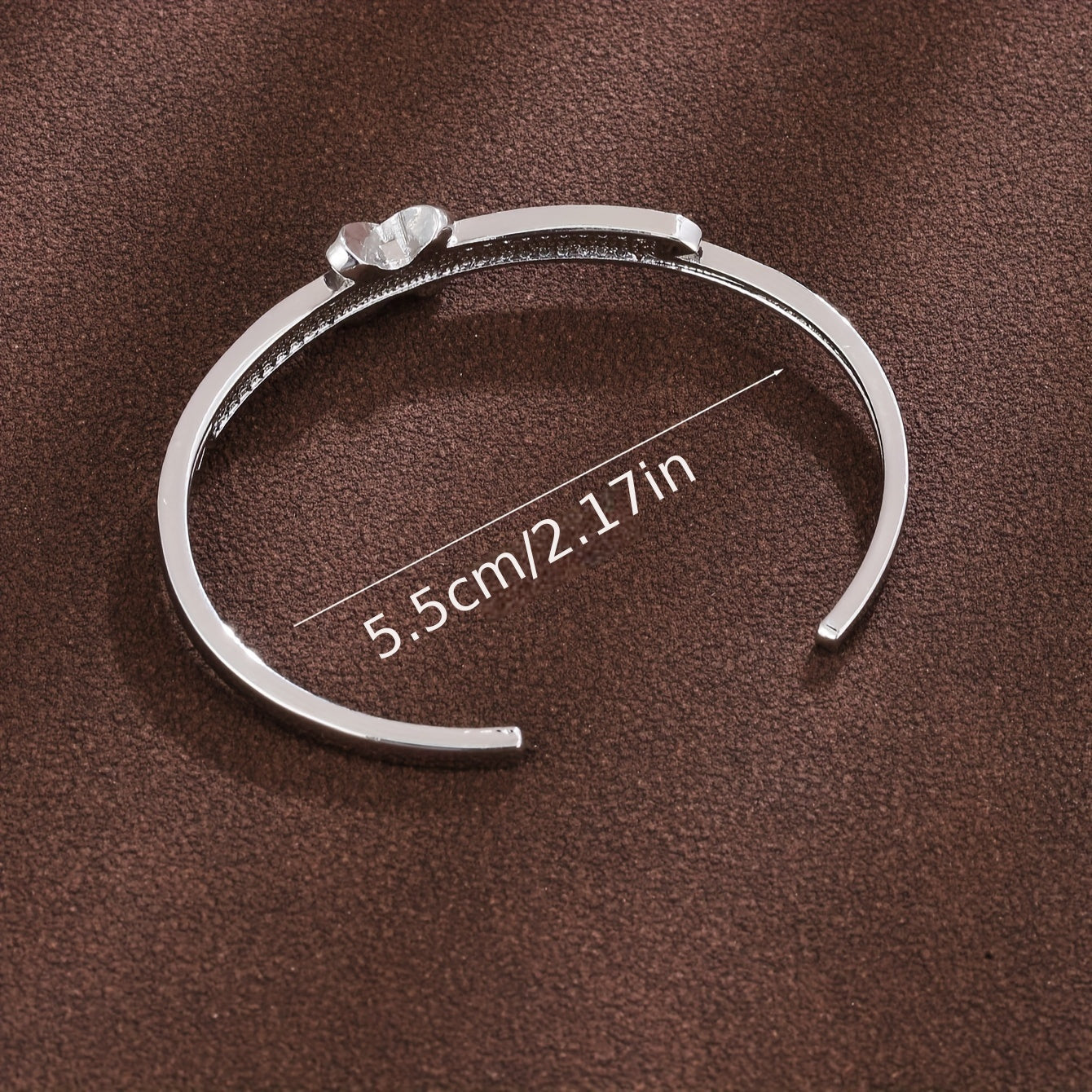 Стильный крестик-браслет с регулируемой посадкой и сверкающим кубическим цирконием - изысканный, но минималистичный вид для женщин, идеален для повседневной носки или особых случаев.