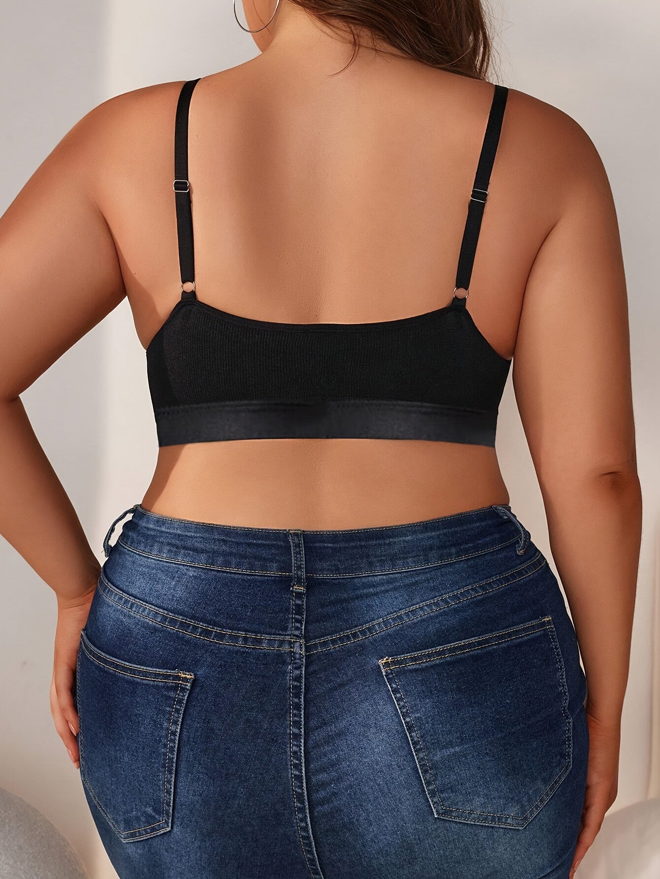 Plus o'lcham simsiz orqa qismi ochiq bra, shiddatli va yumshoq mato bilan qo'llab-quvvatlaydi, qora