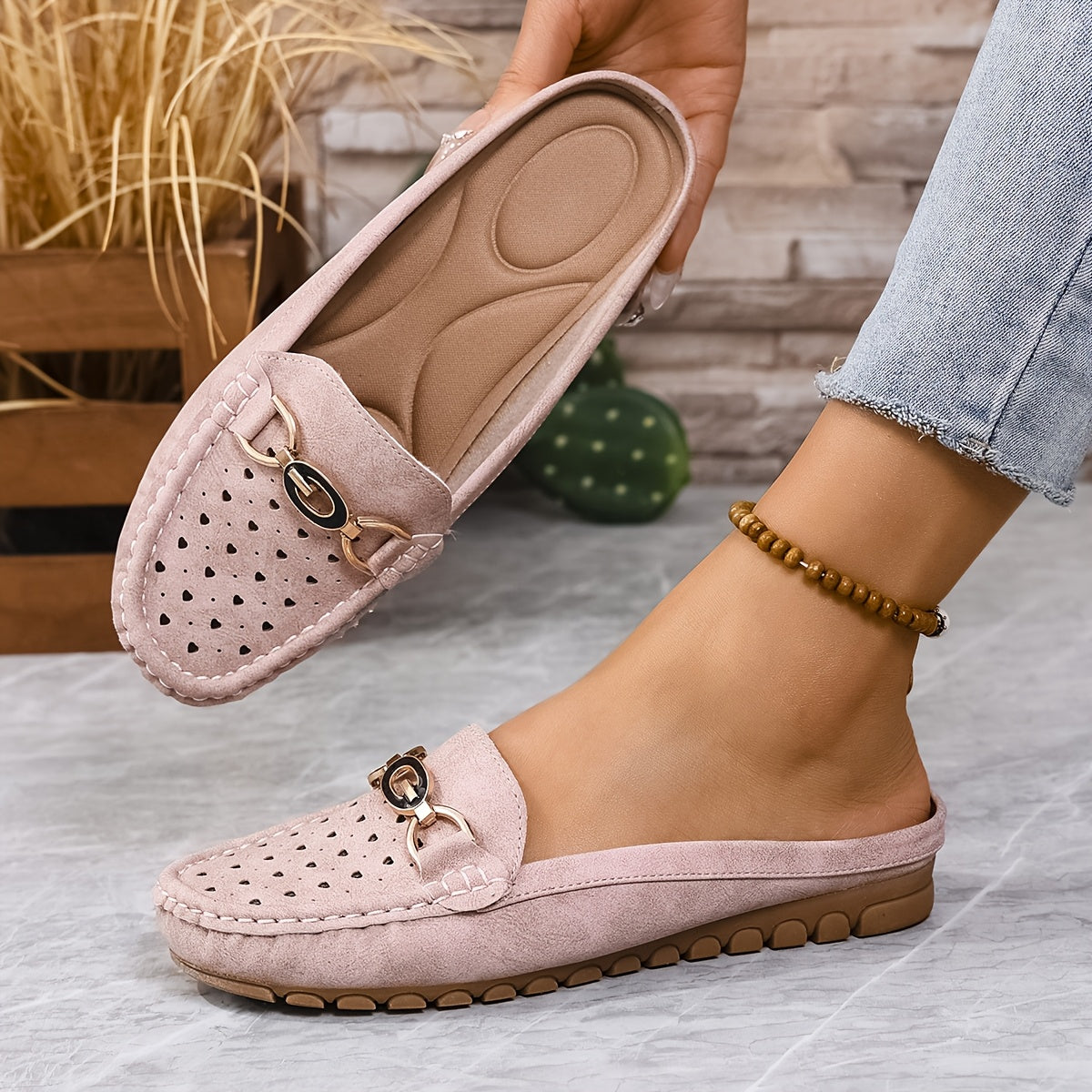 Ayollar uchun charmli ochib yuradigan flatslar, yurak kesimlari va metall zanjirli kamar bilan