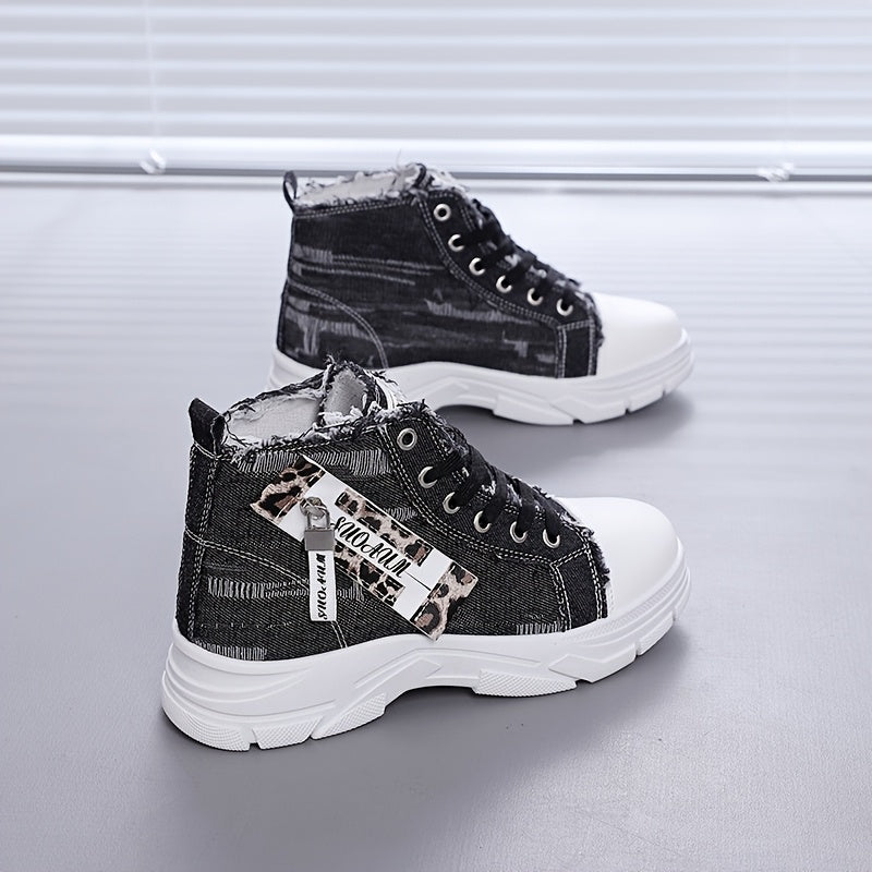 Ayollar uchun katta o'lchamdagi o'rta balandlikdagi sport poyabzali, retro vintage, jinsi kabi dizayni, tekis, yostiqlangan tagli