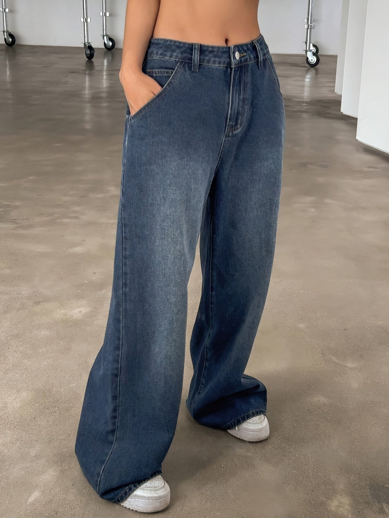 Women's Wide Leg Denim Jeans with Multiple Pockets and Vintage Style