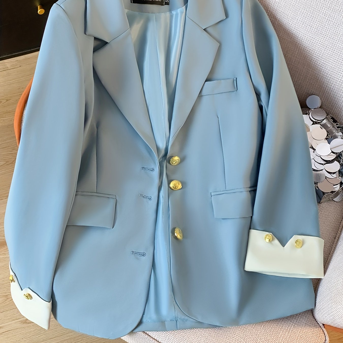 Blazer de poliéster azul claro para mujer con detalles de botones dorados para primavera y otoño

Source:
Women's Light Blue Polyester Blazer with Gold Button Details for Spring and Fall
