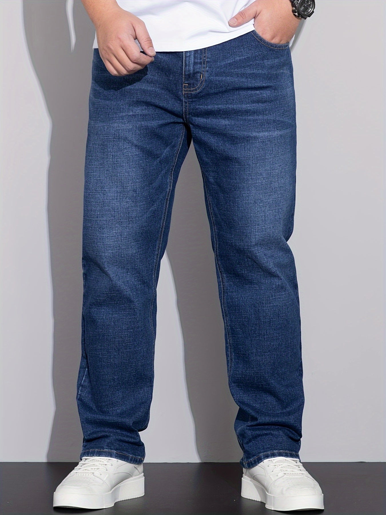 Erkaklar uchun plussiz o'lchamdagi paxta aralashgan jinsilar, oddiy moslashuv, qulay cho'ziladigan denim, bir rangda va yengil yuvilgan. Klassik 5 cho'ntak dizayni, mustahkam va namni so'radigan. O'smirlar uchun mos.