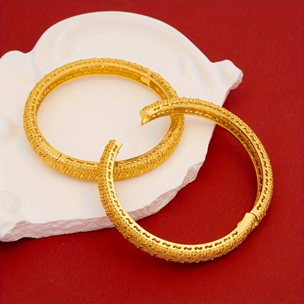 Uchta zamonaviy mis bilaguzuklar to'plami, murakkab bo'sh qabil dizayni bilan, ayollar modasi uchun mos keladigan, har kuni kiyish va Mardi Gras kabi bayram tadbirlari uchun mos keladigan, barcha fasllar uchun ko'p maqsadli aksessuar.