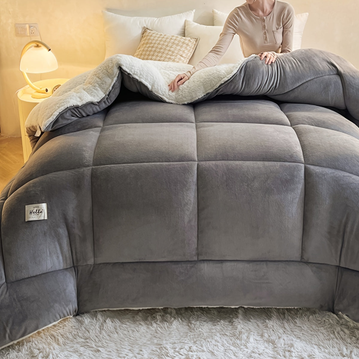 All-Season Velvet Comforter Insert with Quilted Breathable Polyester for Autumn and Winter
