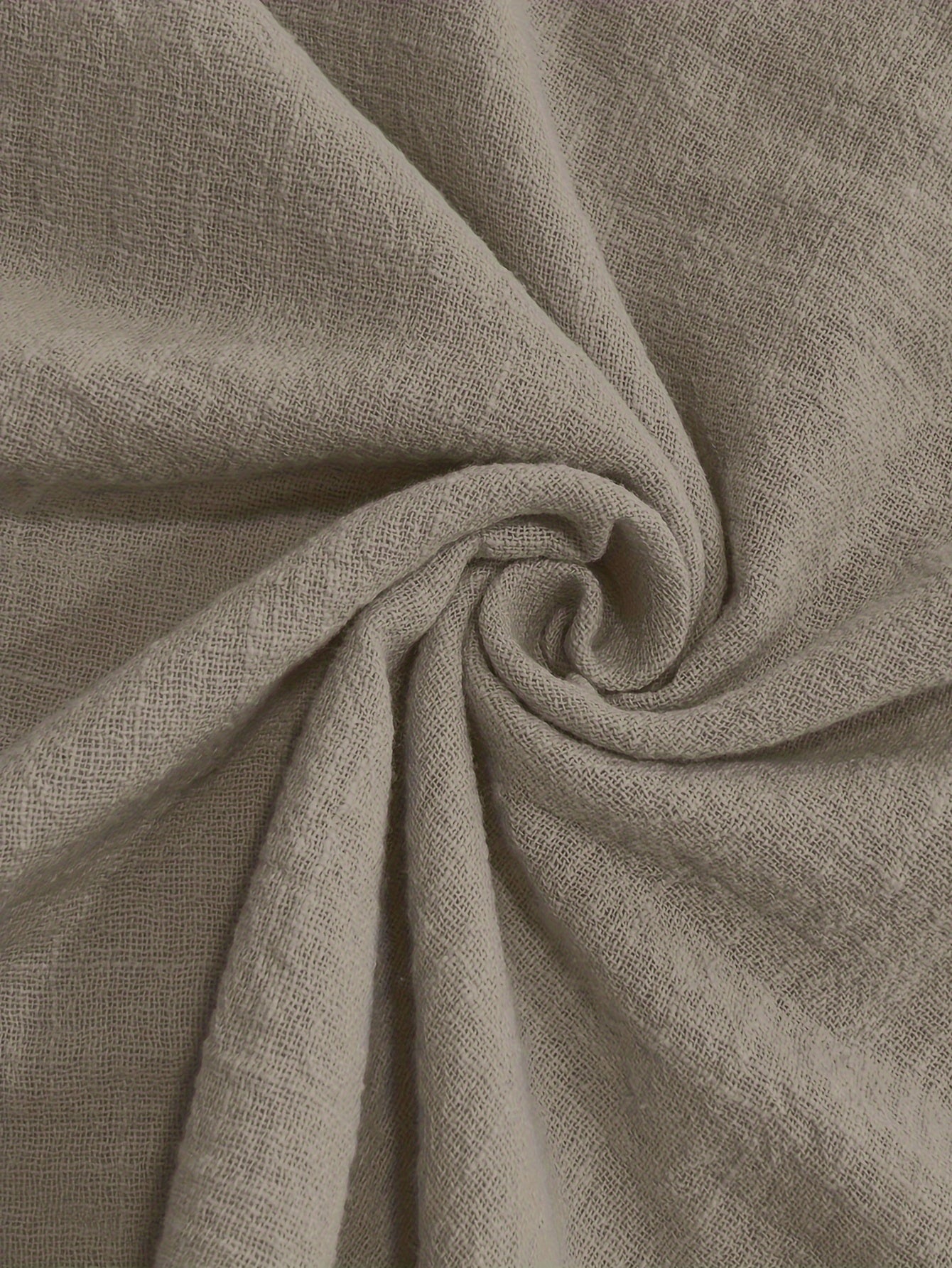 Erkaklar uchun qisqa yengli Henley bo'yinli futbolka, bir rangda, yozgi dam olish va ta'tillar uchun mukammal. Qulay va nafas oladigan materiallardan tayyorlangan.