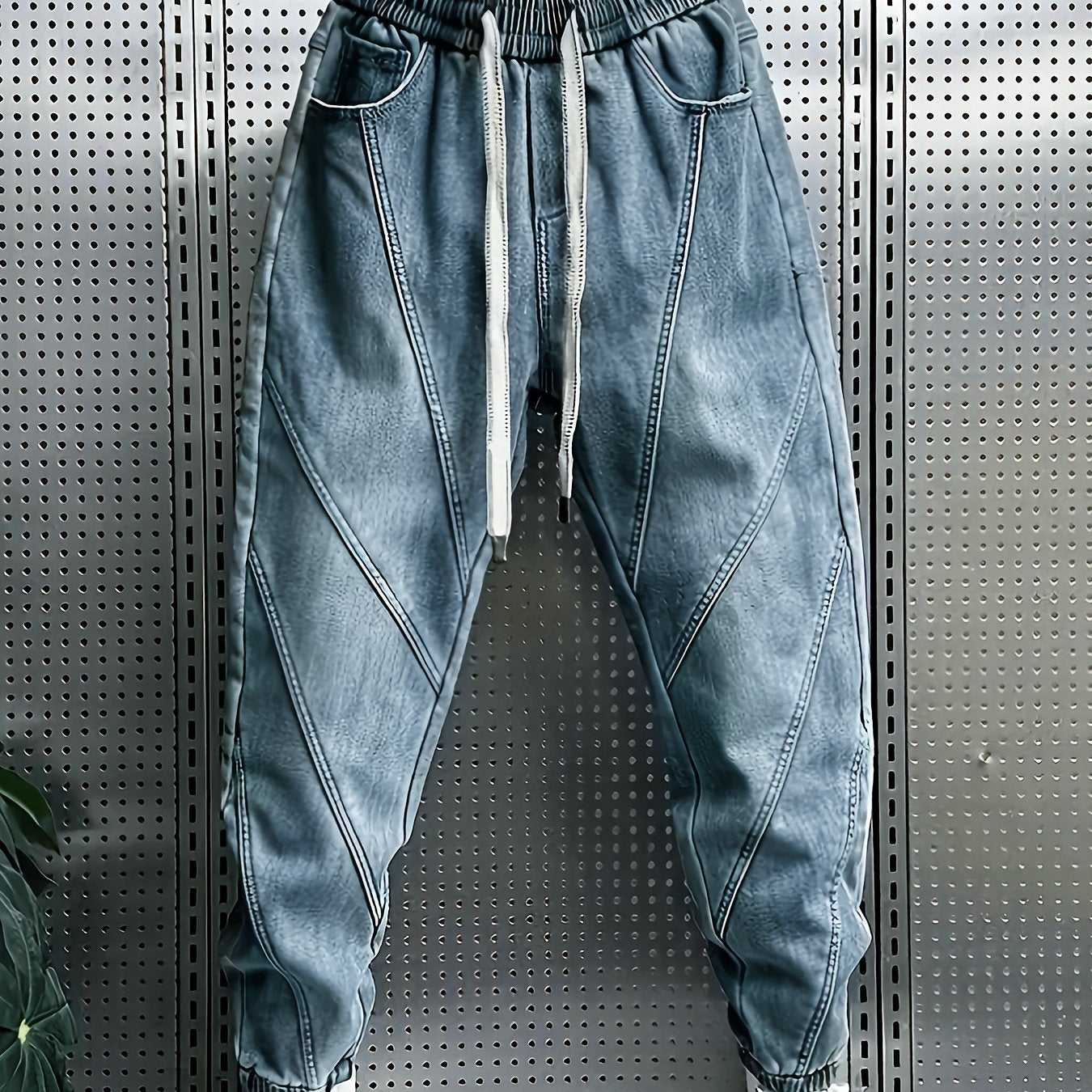 Erkaklar uchun tasodifiy kesilgan denim shimlar, paxta aralashmasidan tayyorlangan, odatiy moslikda, bir xil rangda, cho'zilmaydigan mato, tortish qismi va cho'ntaklar bilan. Har mavsum uchun mos keladi.