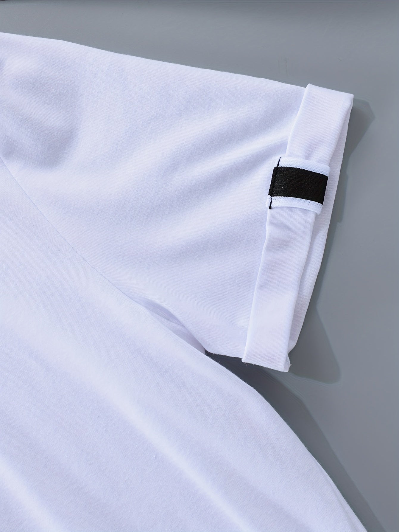 Yigitlar uchun yozgi qisqa qo‘lli futbolkalar, qora va oq, krujka bo‘yi, kundalik, to‘qilgan mato