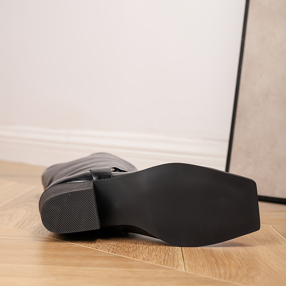 Женские осенне-зимние ботинки на пряжке с круглым носком и деревянным каблуком