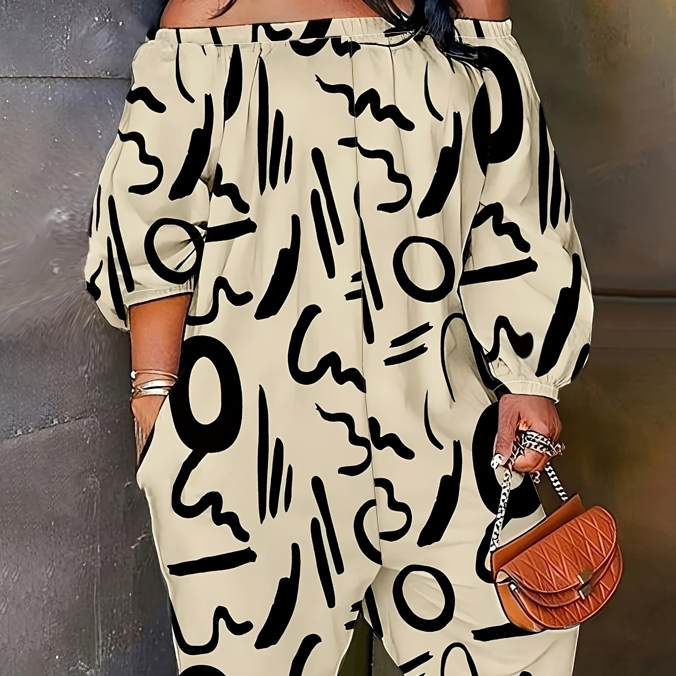 Mono de verano casual para mujer de talla grande con escote en los hombros y estampado abstracto en color beige de poliéster