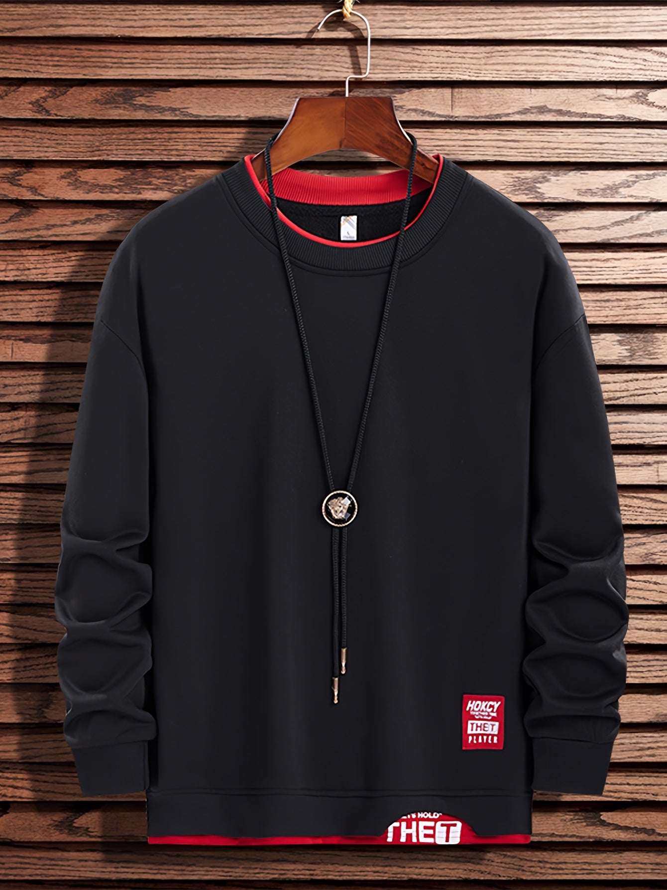 Erkaklar uchun soxta ikki qismli sviter, chiziqli naqsh, appliqué detali va yumshoq bo'yin. 100% polyester to'qima matodan tayyorlangan, biroz cho'ziluvchan va odatdagi kesim. Bahor va kuz uchun ideal.