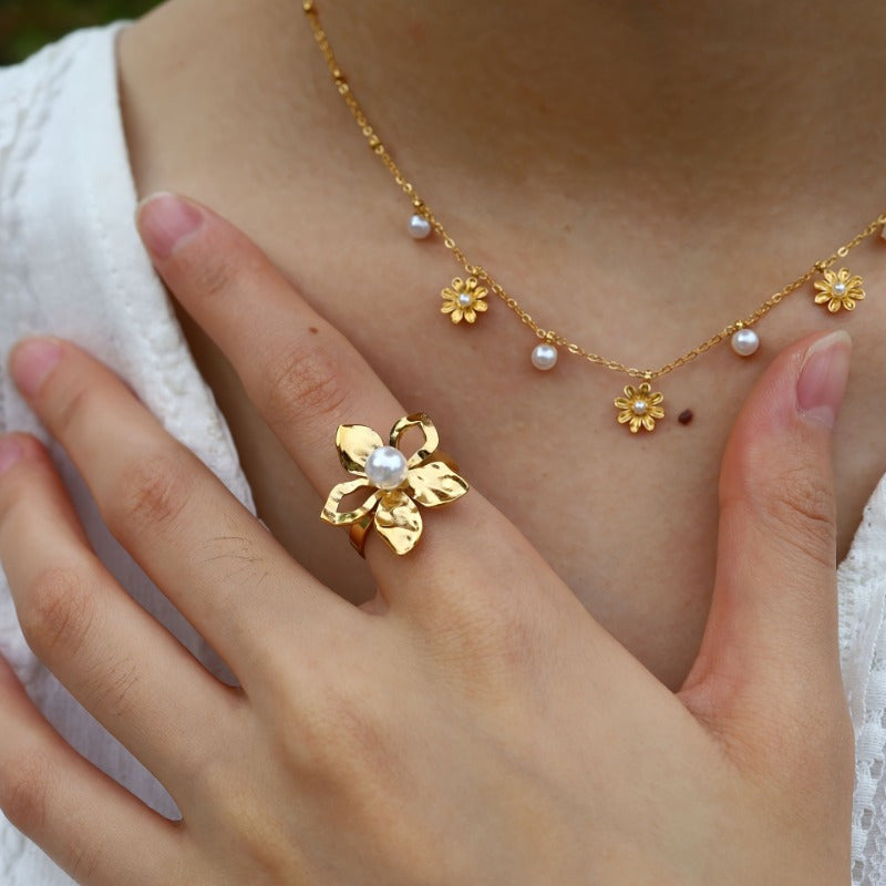 Zarif ochiq gullar dizayni titan po'latdan yasalgan uzuk, soxta marvarid bilan bezatilgan, ayollar uchun ko'p qirrali moda aksessuar, kundalik kiyim va maxsus tadbirlar uchun mukammal.