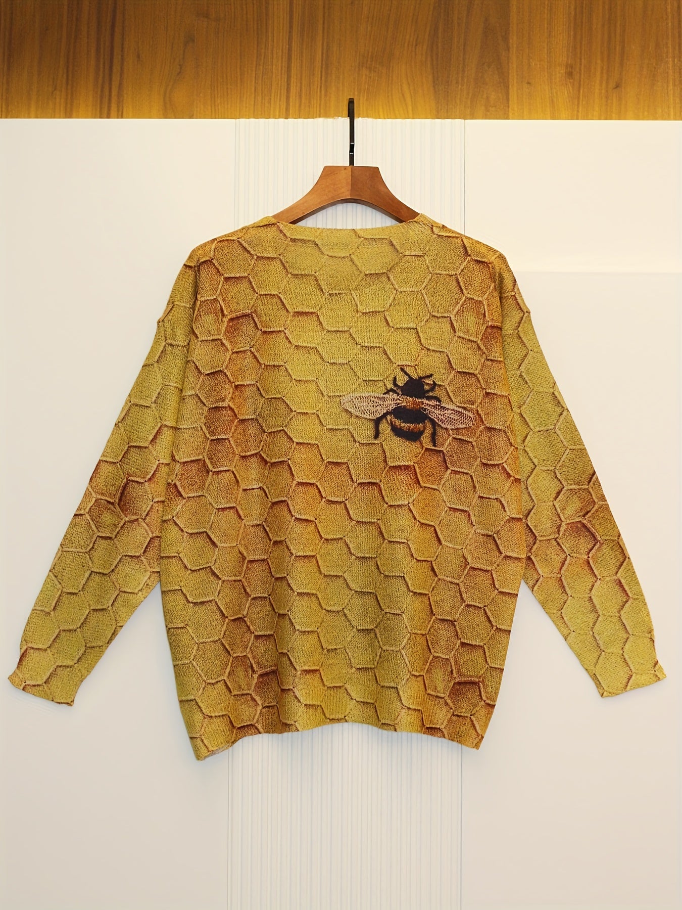 Plus-Size Women's Bee Print Lightweight Sweater Round Neck Pullover with Ribbed Detail