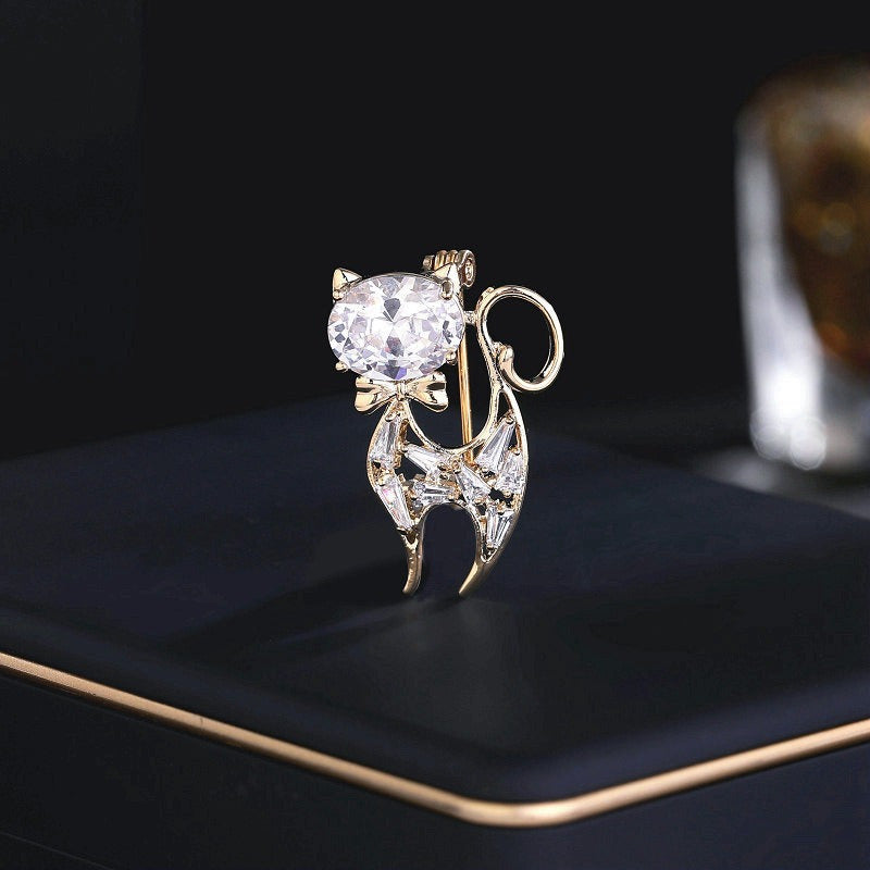 Rhinestone tafsilotlari bilan mushukcha ilhomlangan hayvon dizayni bilan mushuk brosh pin, bahor va yoz uchun zamonaviy yelka pin.