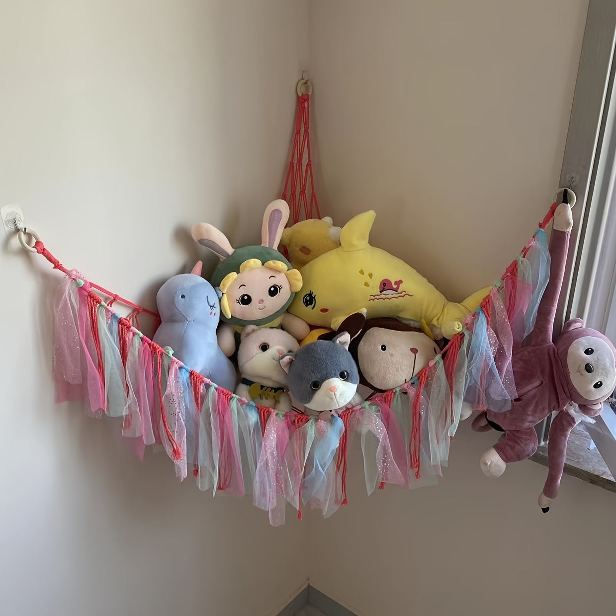 Kichik to'plar uchun tassel bezakli katta to'ldirilgan hayvonlar saqlash g'ildiragi, bolalar xonasi yoki o'yin xonasida o'yinchoqlarni tartibga solish uchun mukammal. O'lchamlari 104.9x104.9x124.97sm.